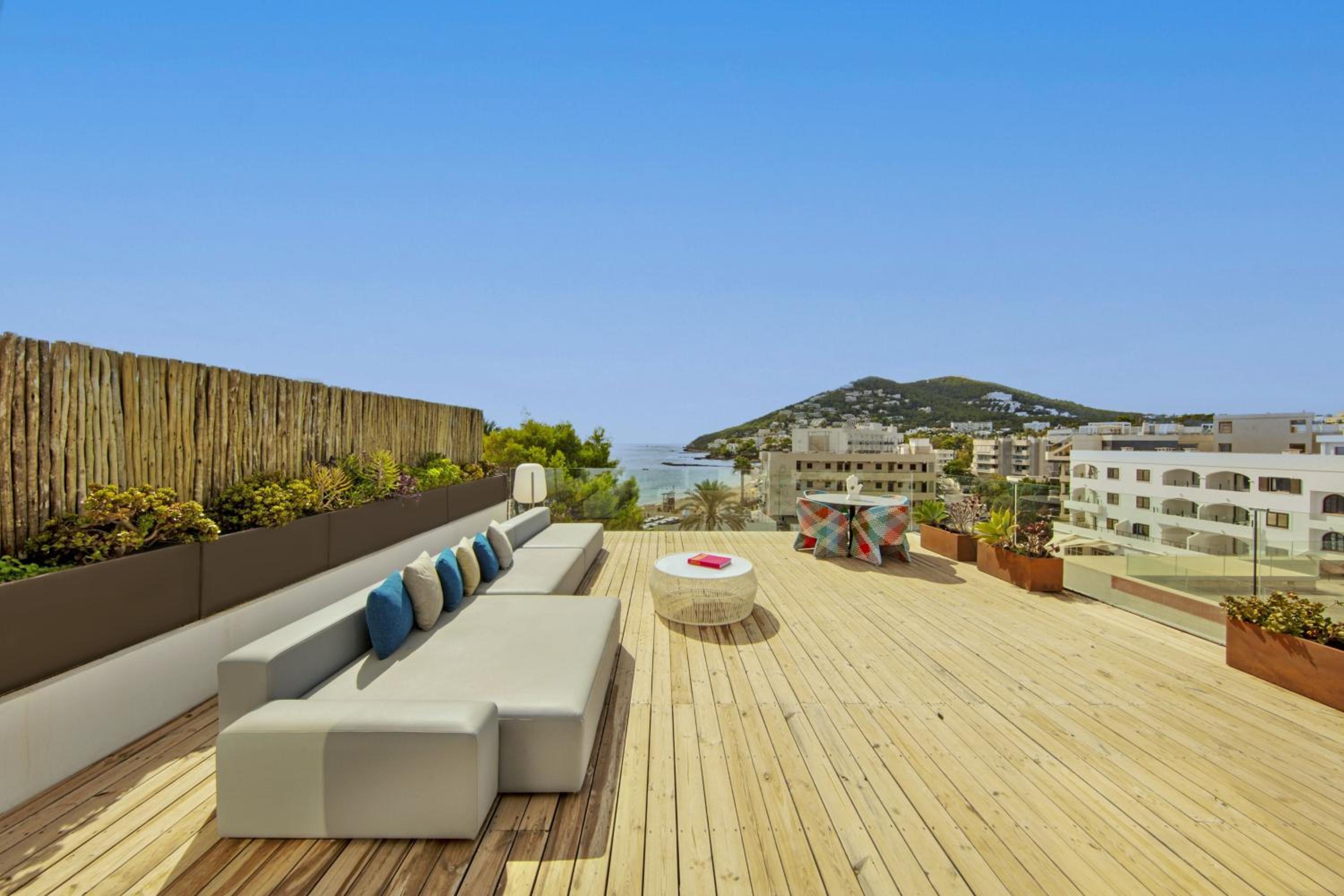 Oasis King Suite with Sea View and Terrace