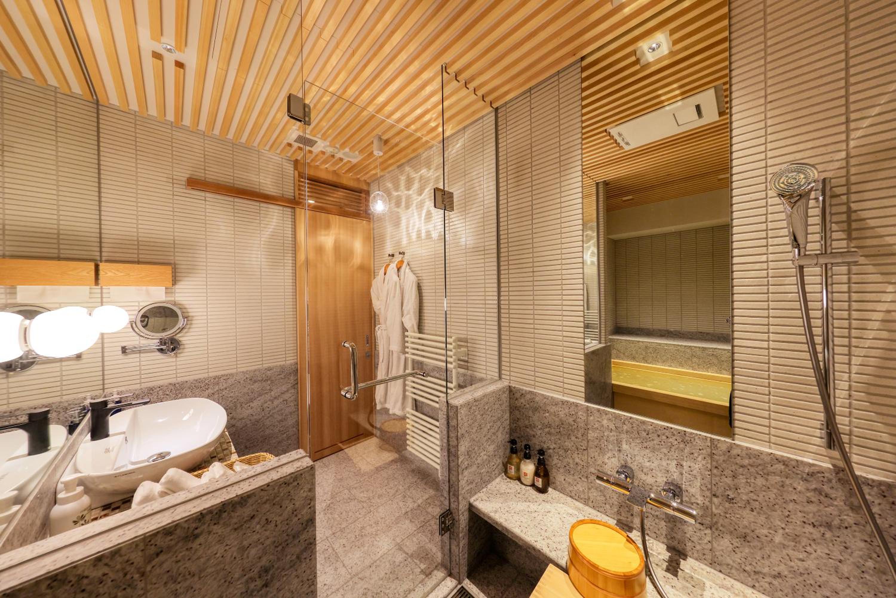 Suite - Photo 2