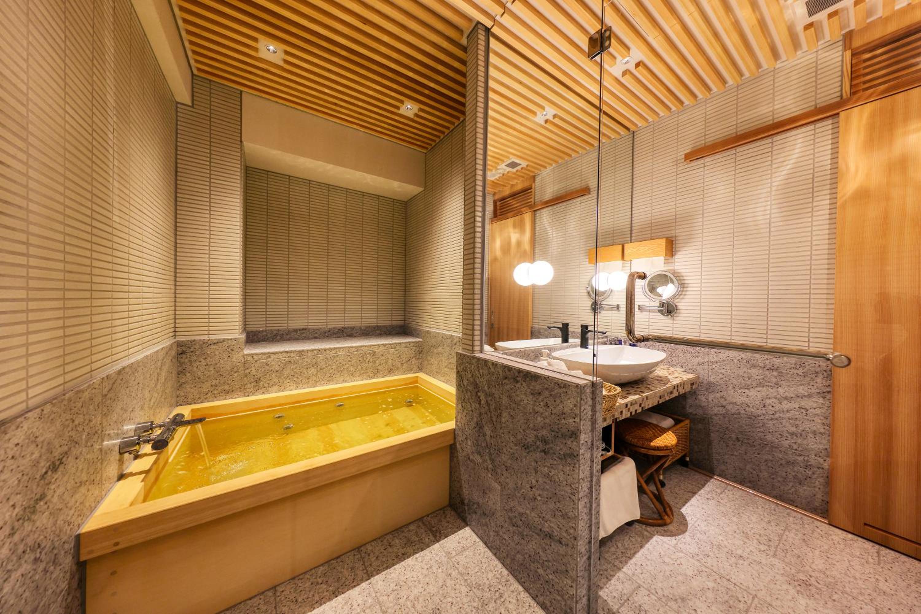 Suite - Photo 3