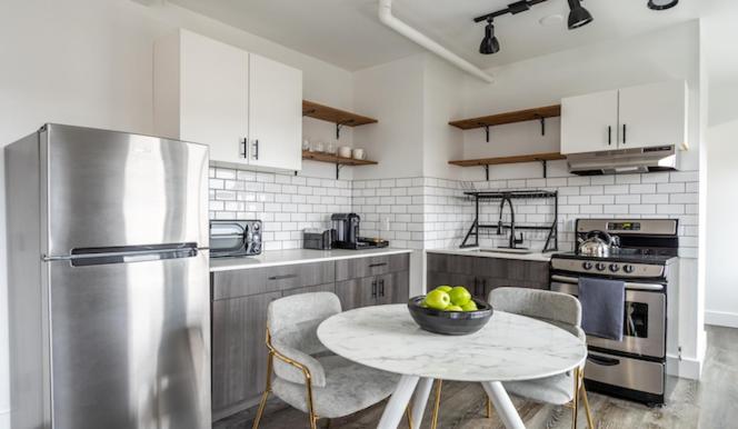 One-Bedroom Apartment with Bay View - Non-Smoking - Photo 2