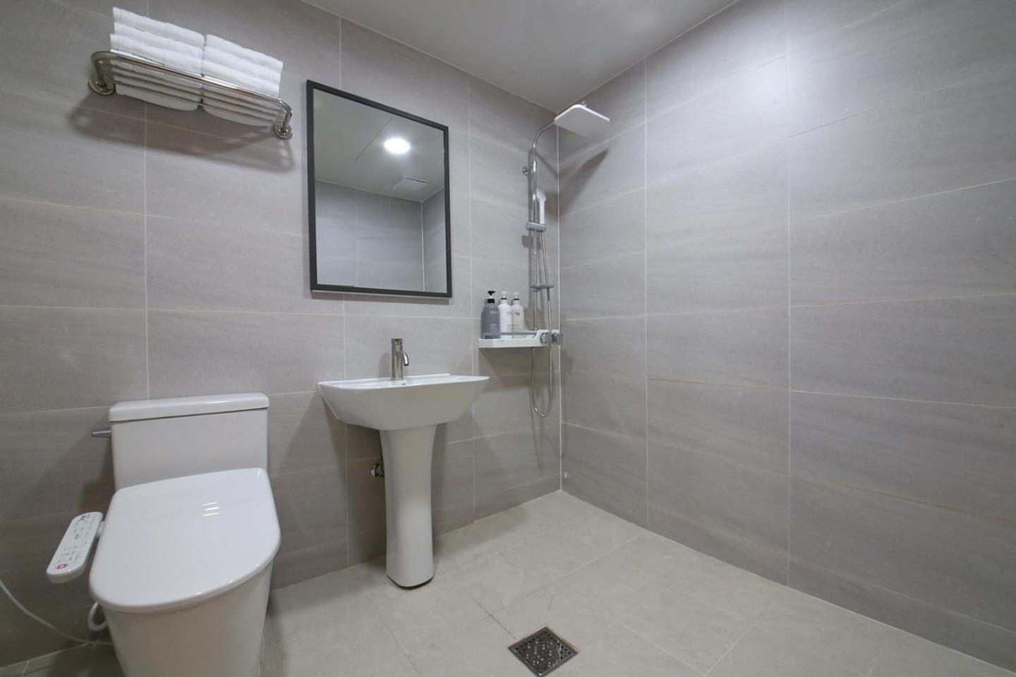 Large Twin Room photo 2