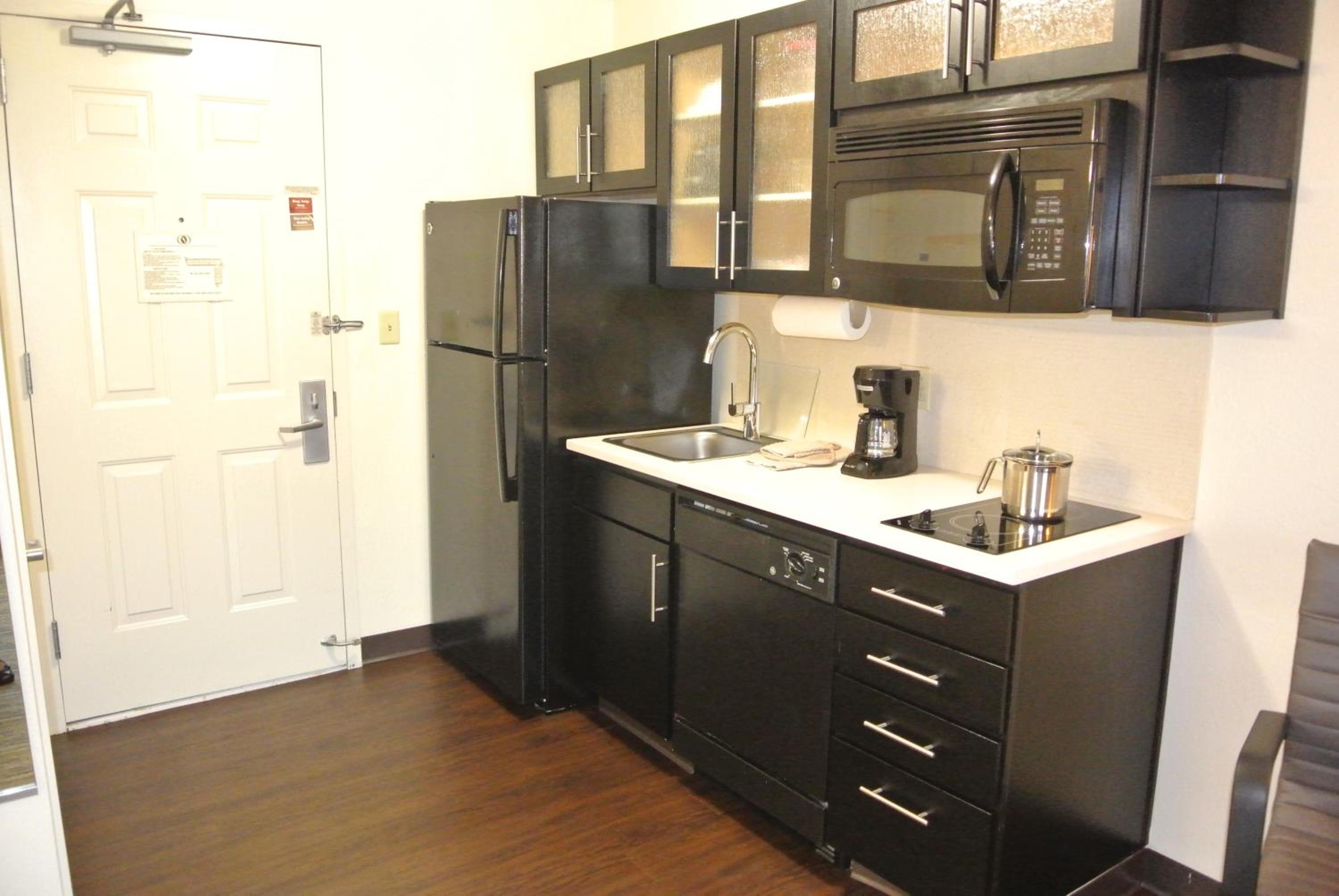 Queen Studio Suite - Photo 4