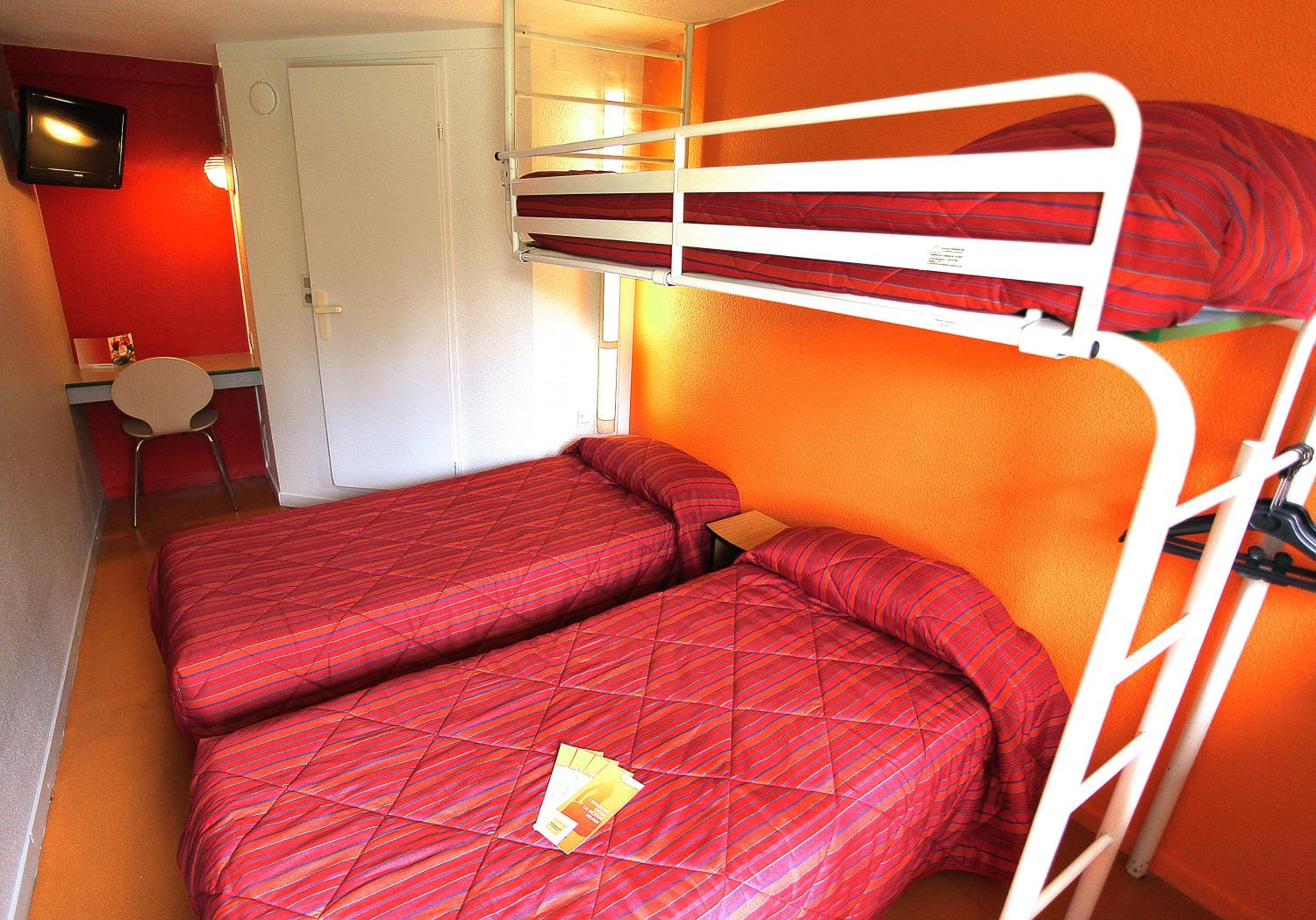 Triple Room (1 Double Bed + 1 Single Bed) - Photo 1