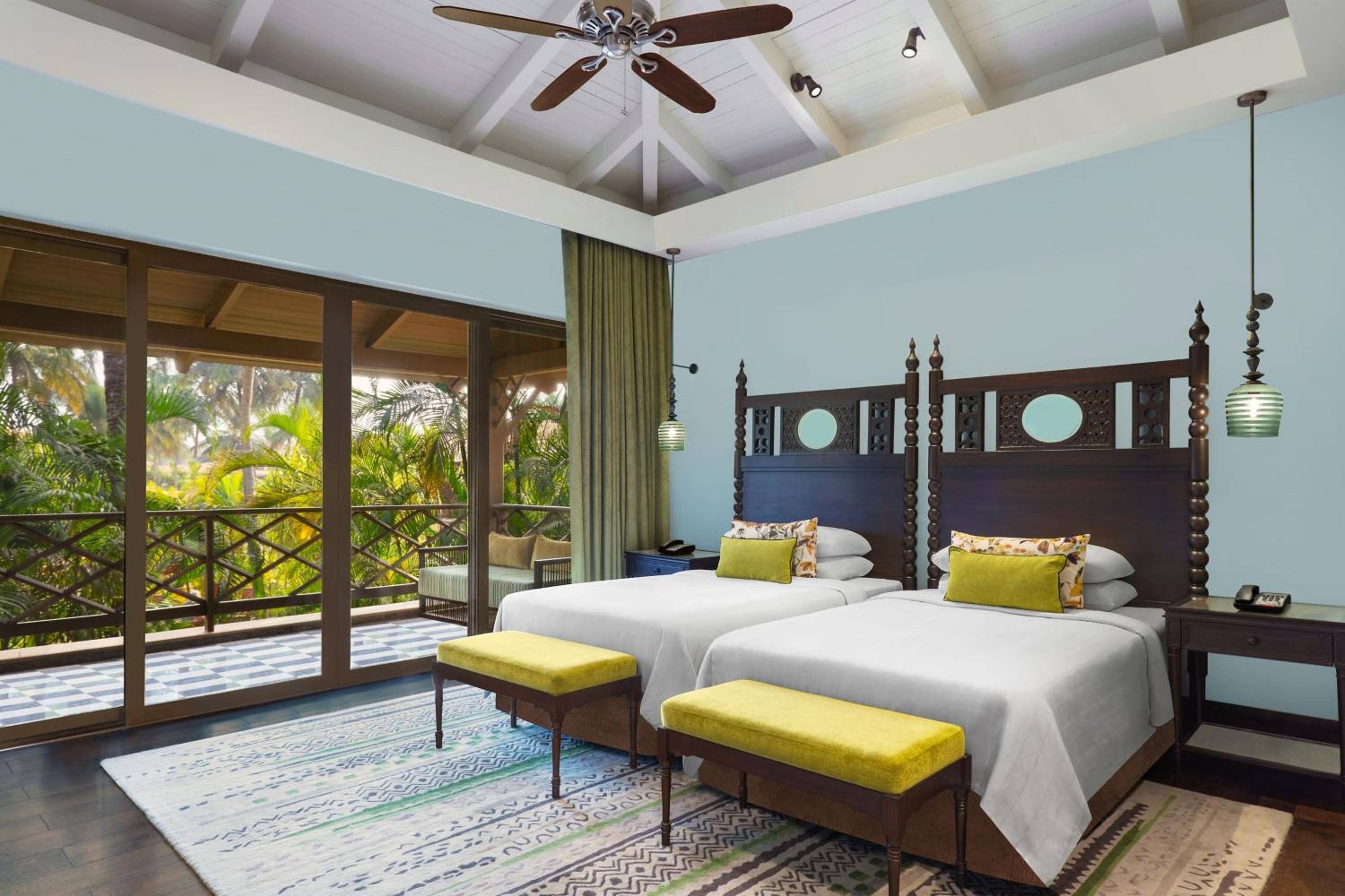 Premium Guest Room with One King Bed and Pool Access (Non Smoking) photo 1
