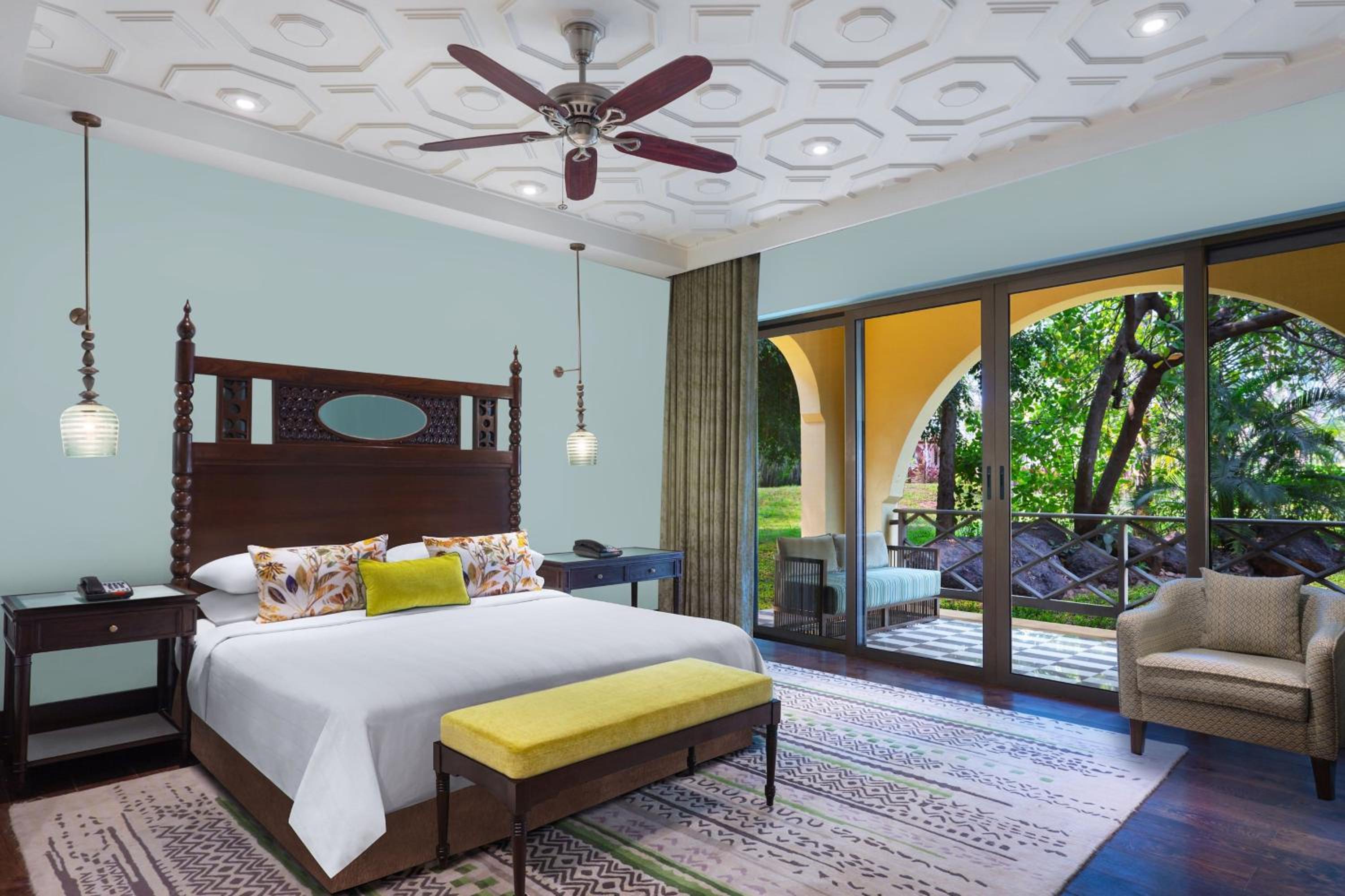 Premium Guest Room with One King Bed and Pool Access (Non Smoking) photo 2