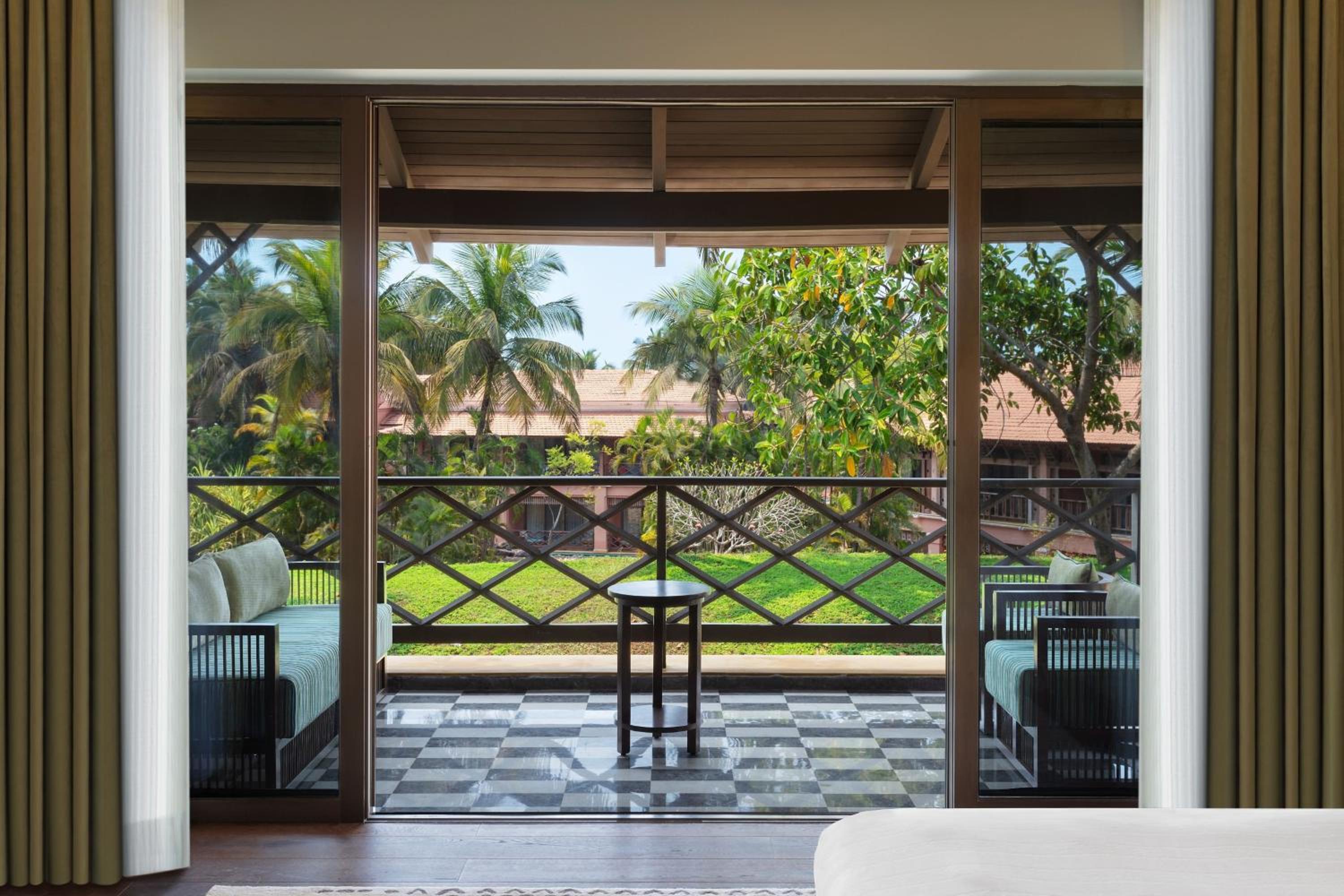 Premium Guest Room with One King Bed and Pool Access (Non Smoking) photo 3
