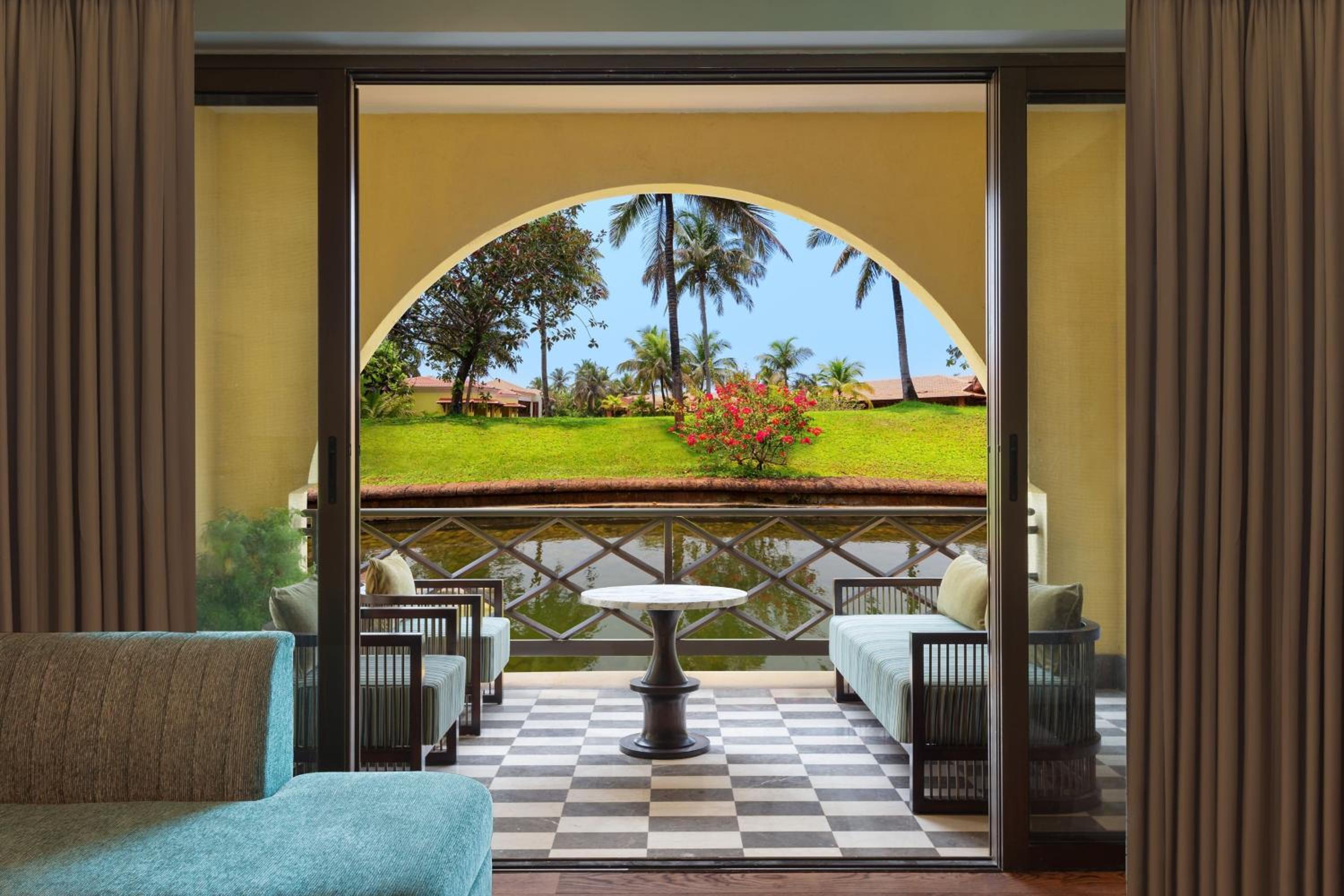 Luxury King Suite with Sea View and Pool Access photo 2