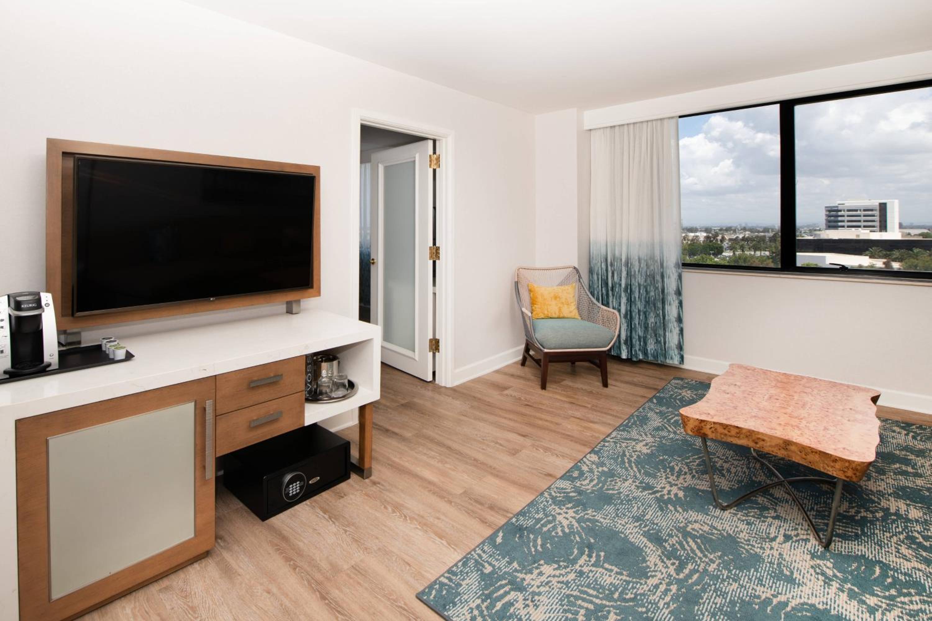 Executive Suite with Sofa Bed and Balcony - Photo 3