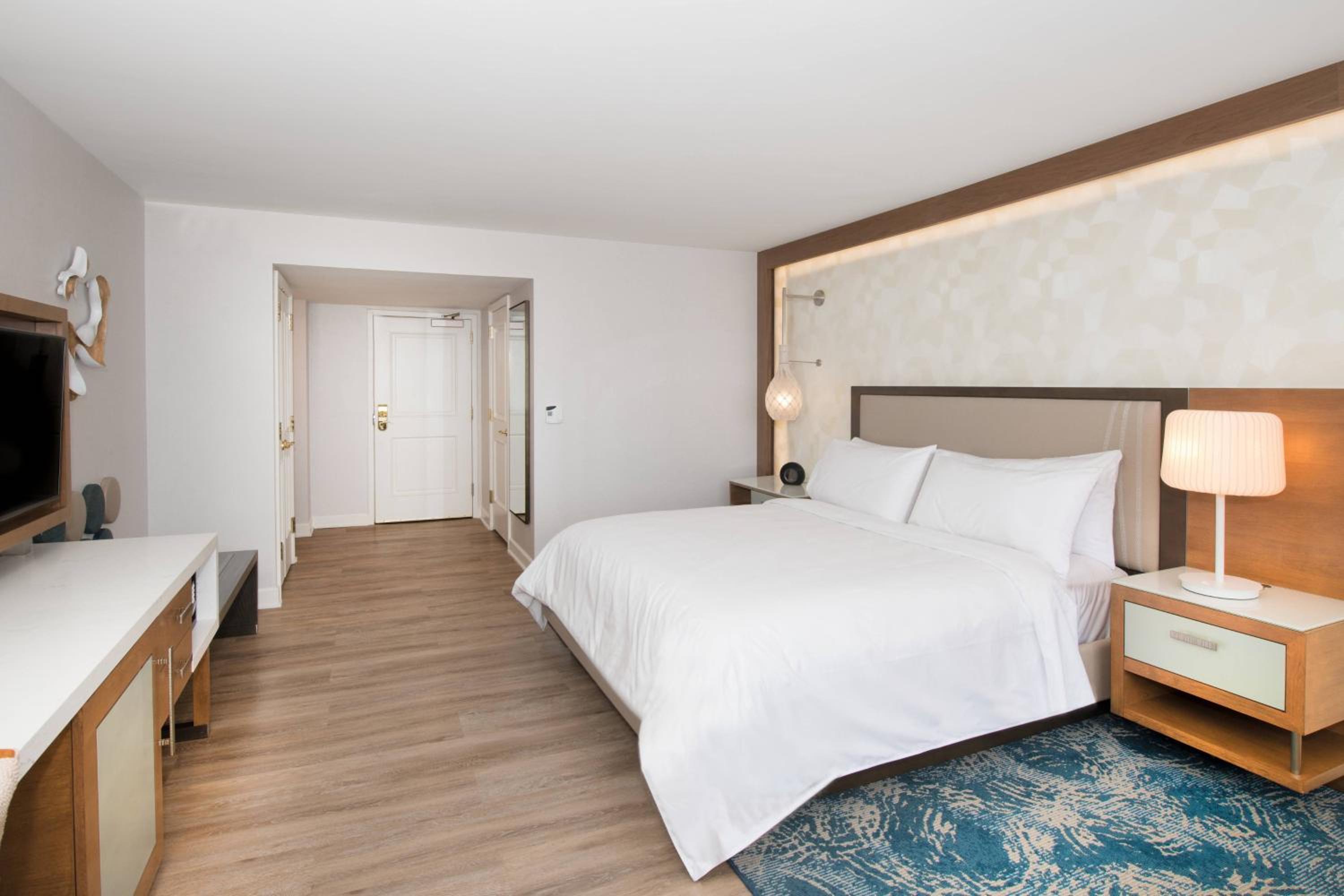 King Room with Roll-in Shower - Mobility Accessible - Photo 4
