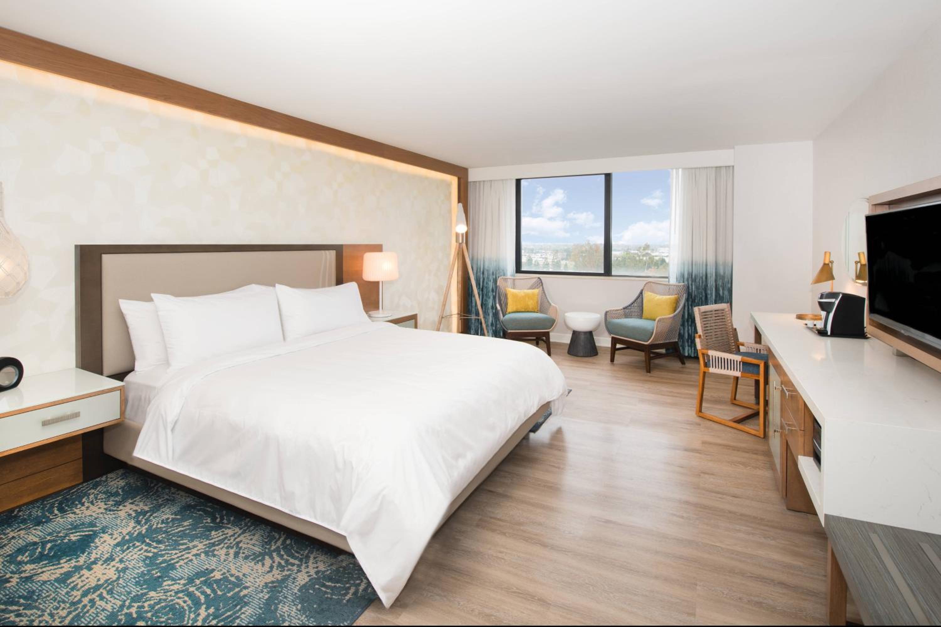 Guest room, 1 King, City view - Photo 2