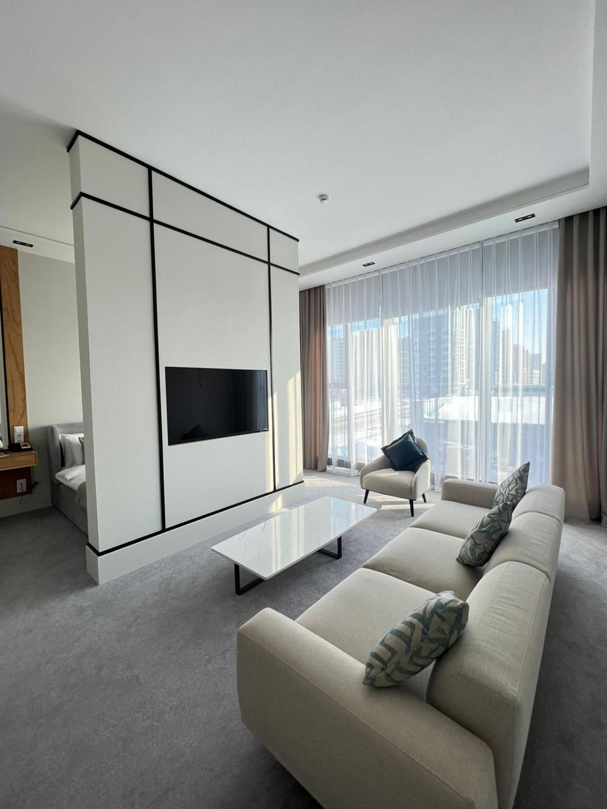 Suite - Photo 10