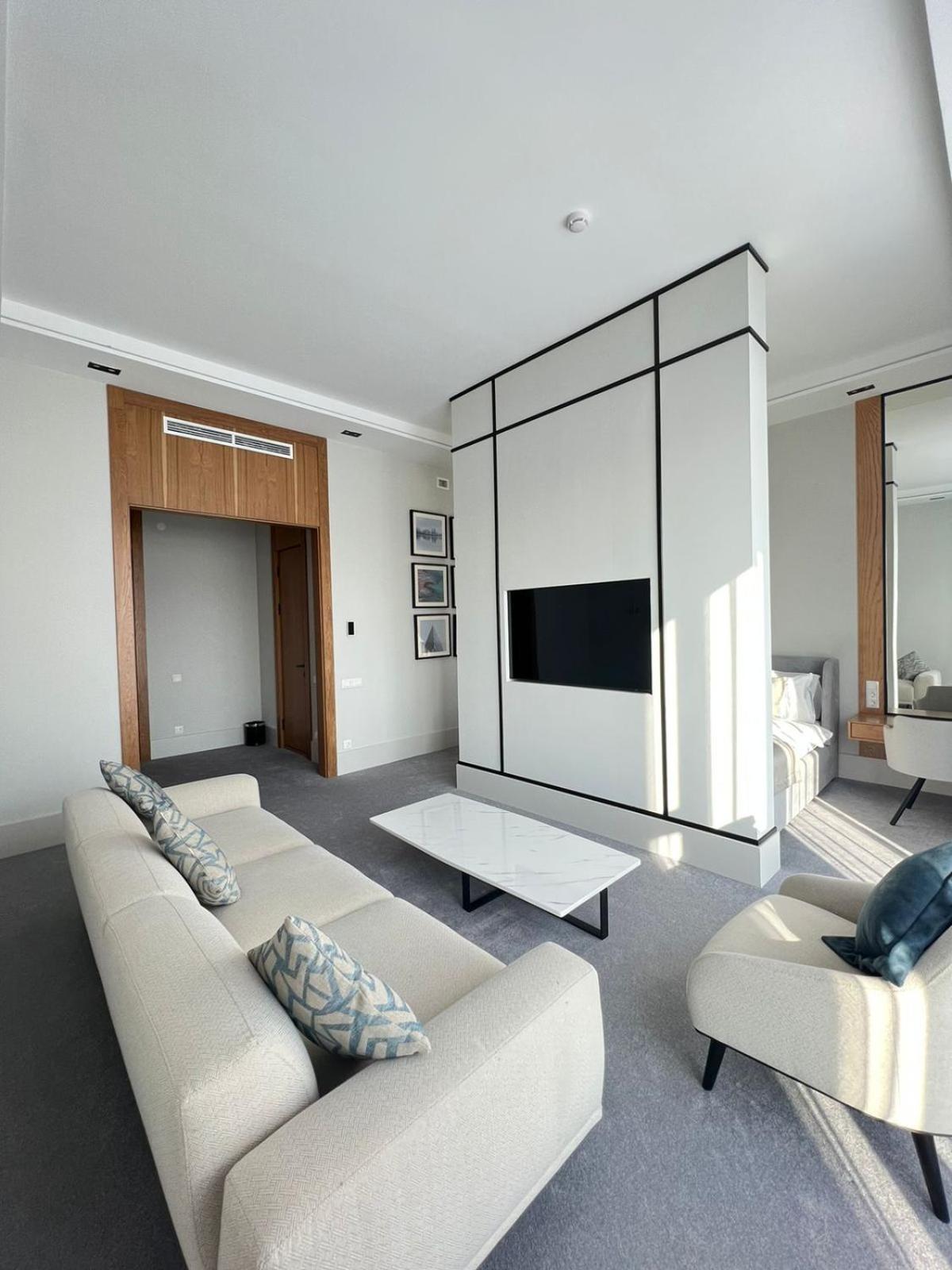Suite - Photo 11