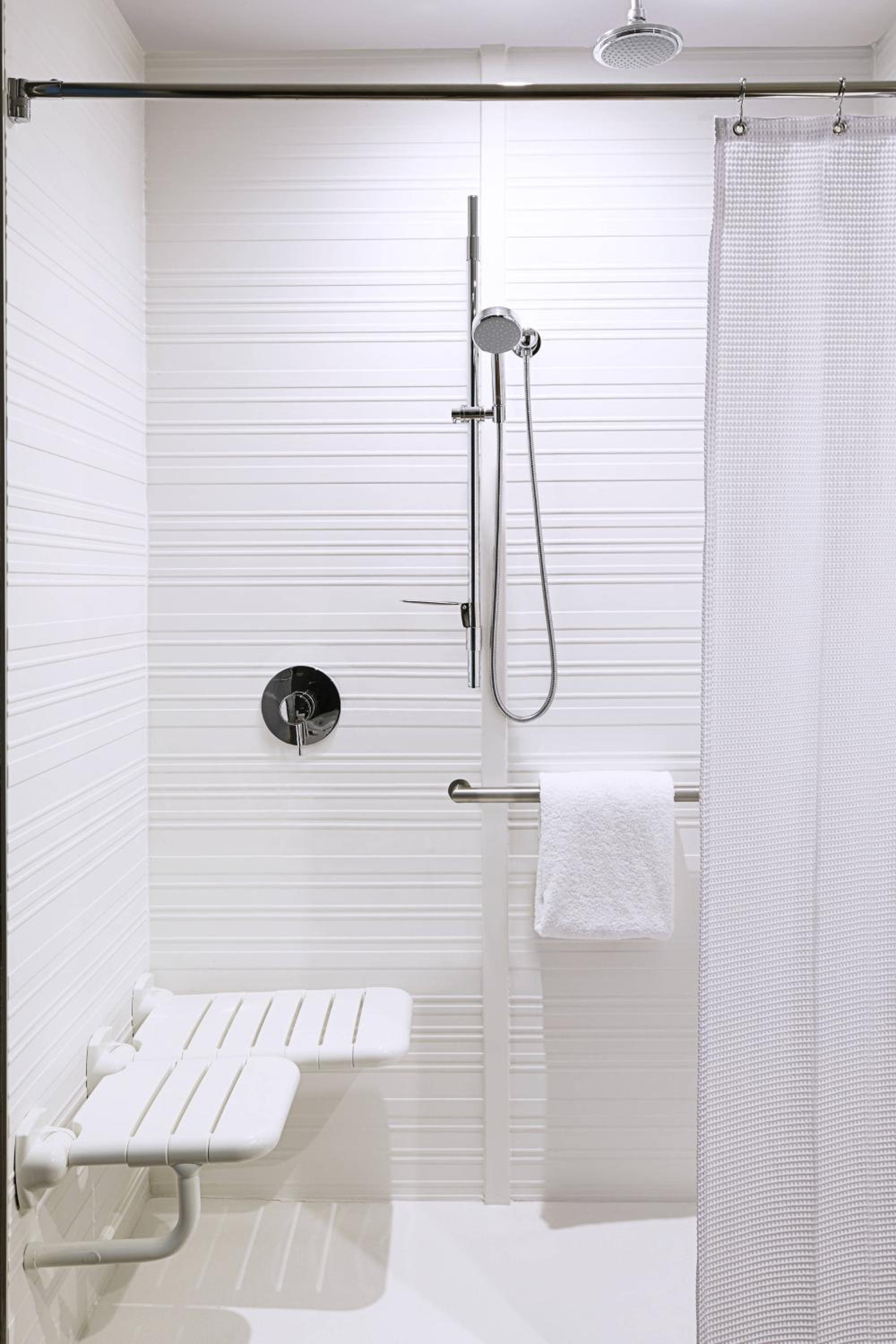 King Room - Hearing Accessible photo 2