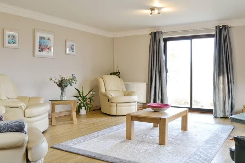 Three-Bedroom House photo 3