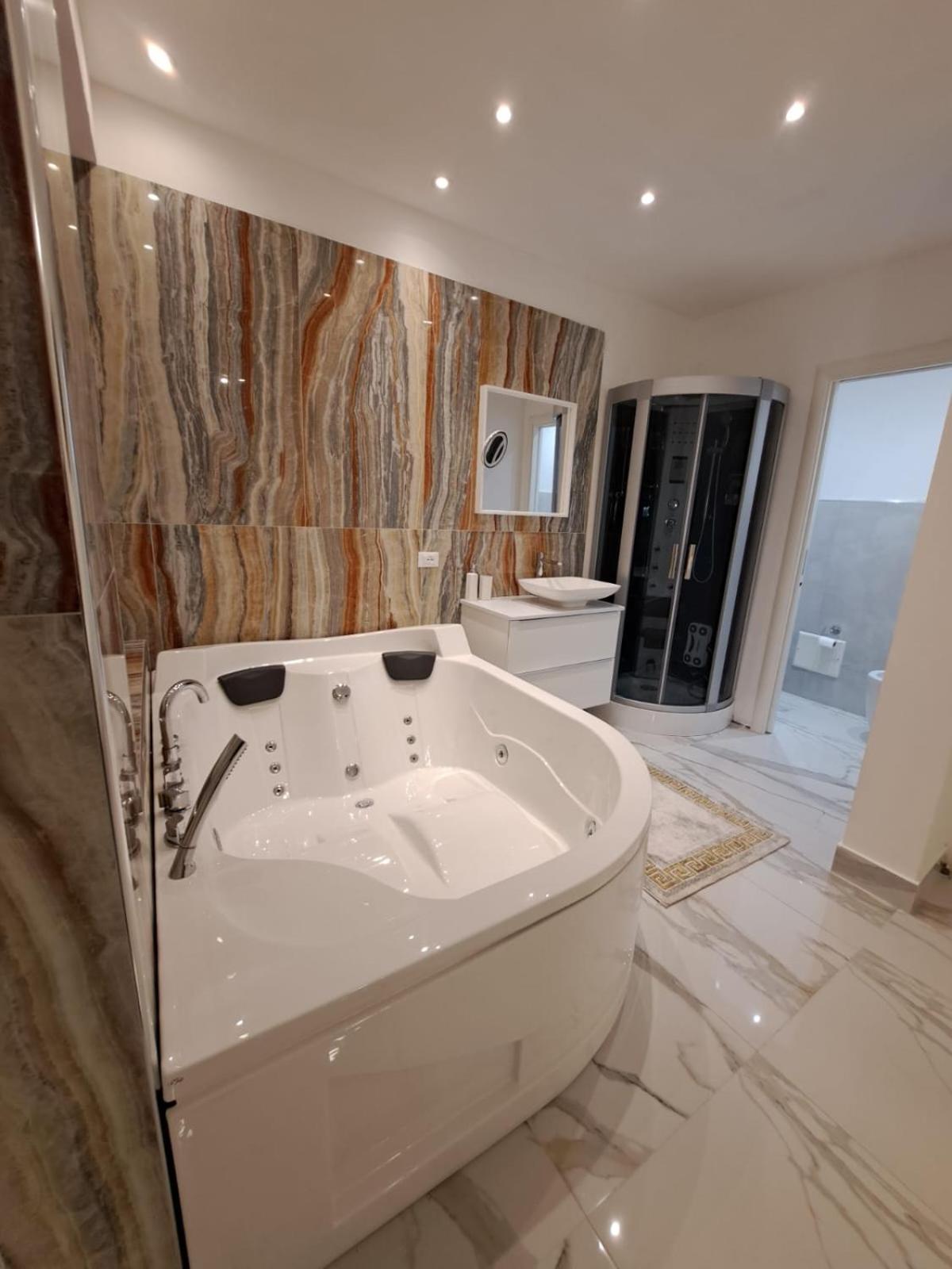 Deluxe Suite with Spa Bath photo 3