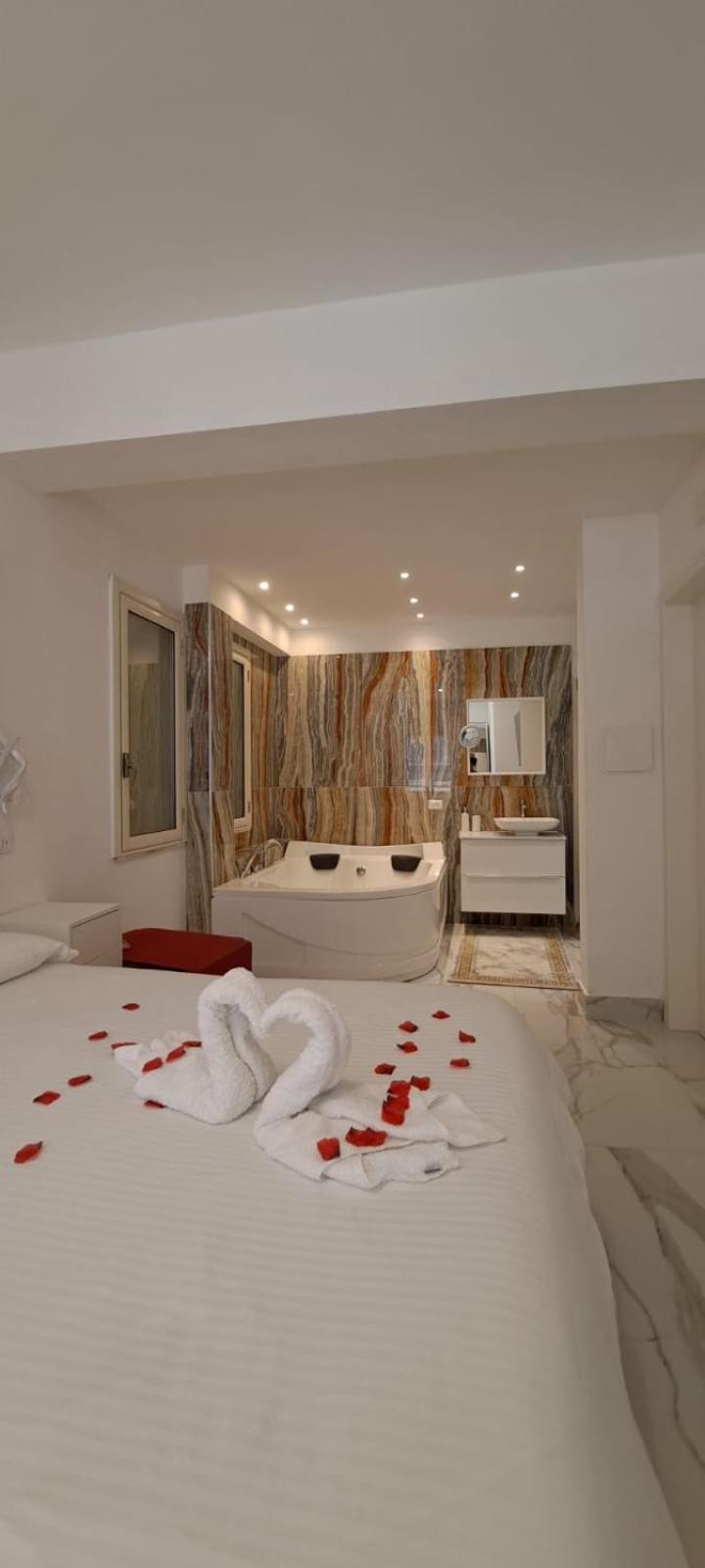 Deluxe Suite with Spa Bath photo 1