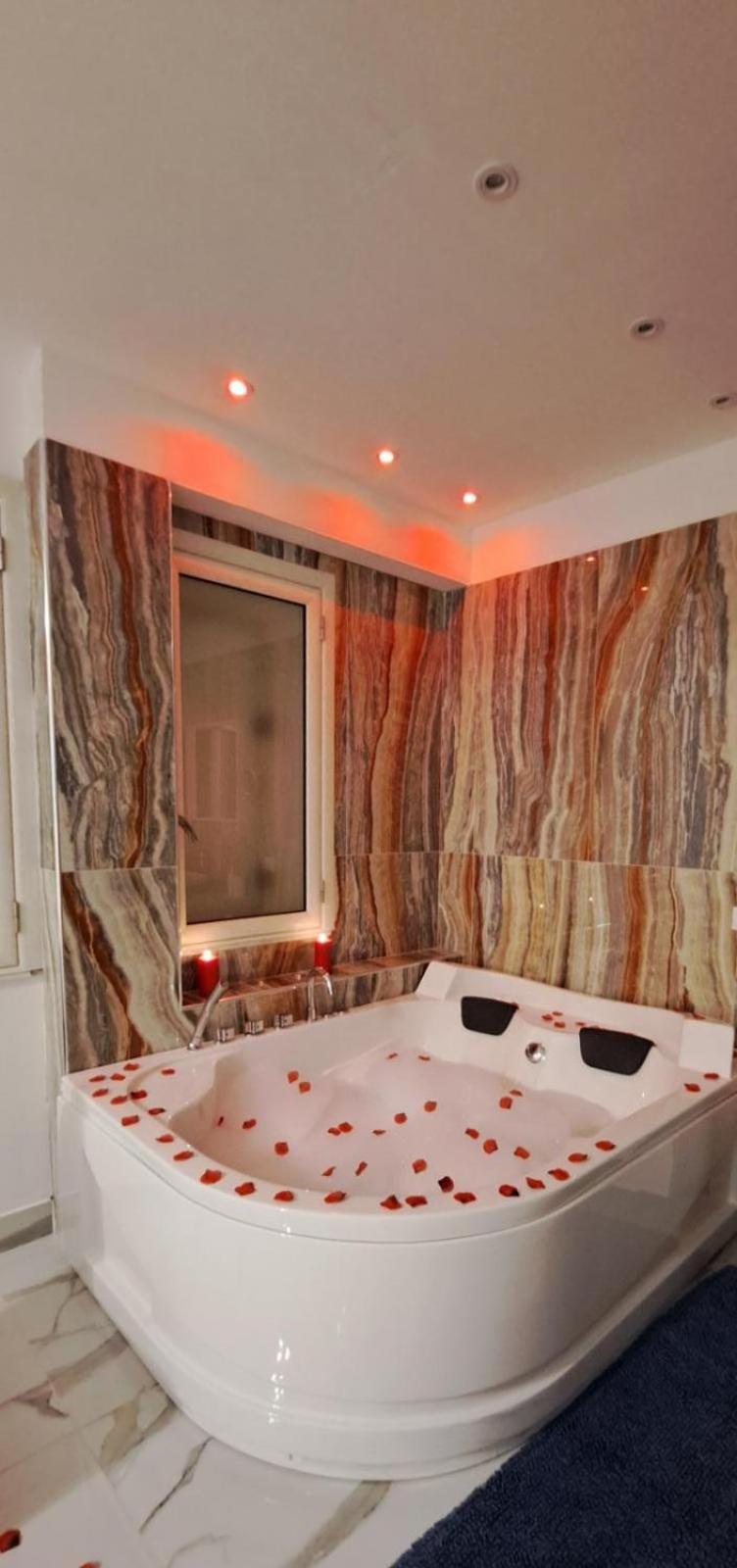 Deluxe Suite with Spa Bath photo 2
