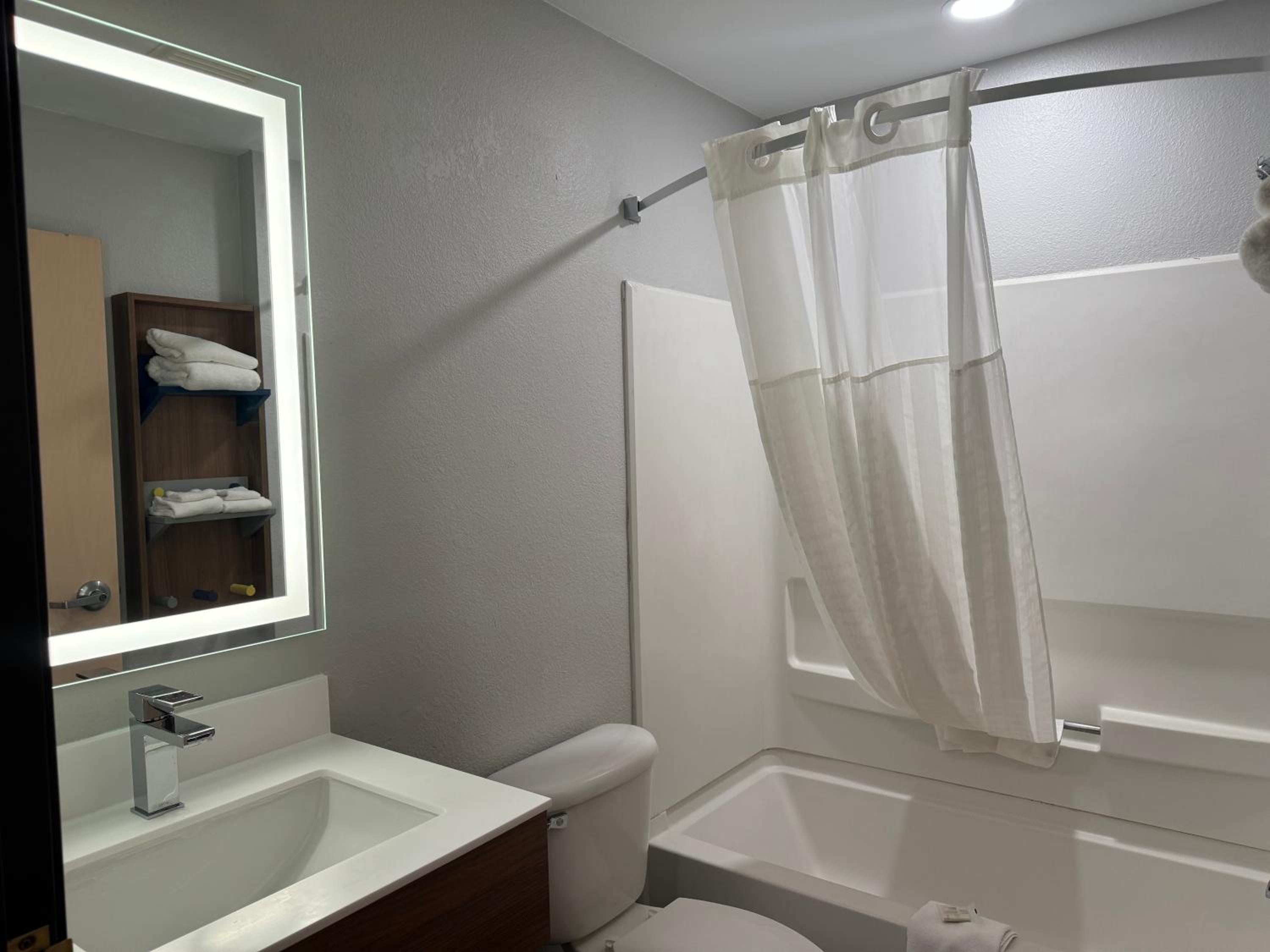 Queen Room - Photo 10