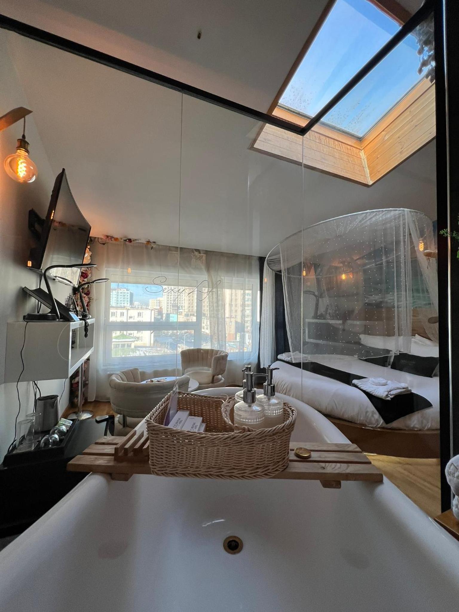 Suite with Hot Tub - Photo 37