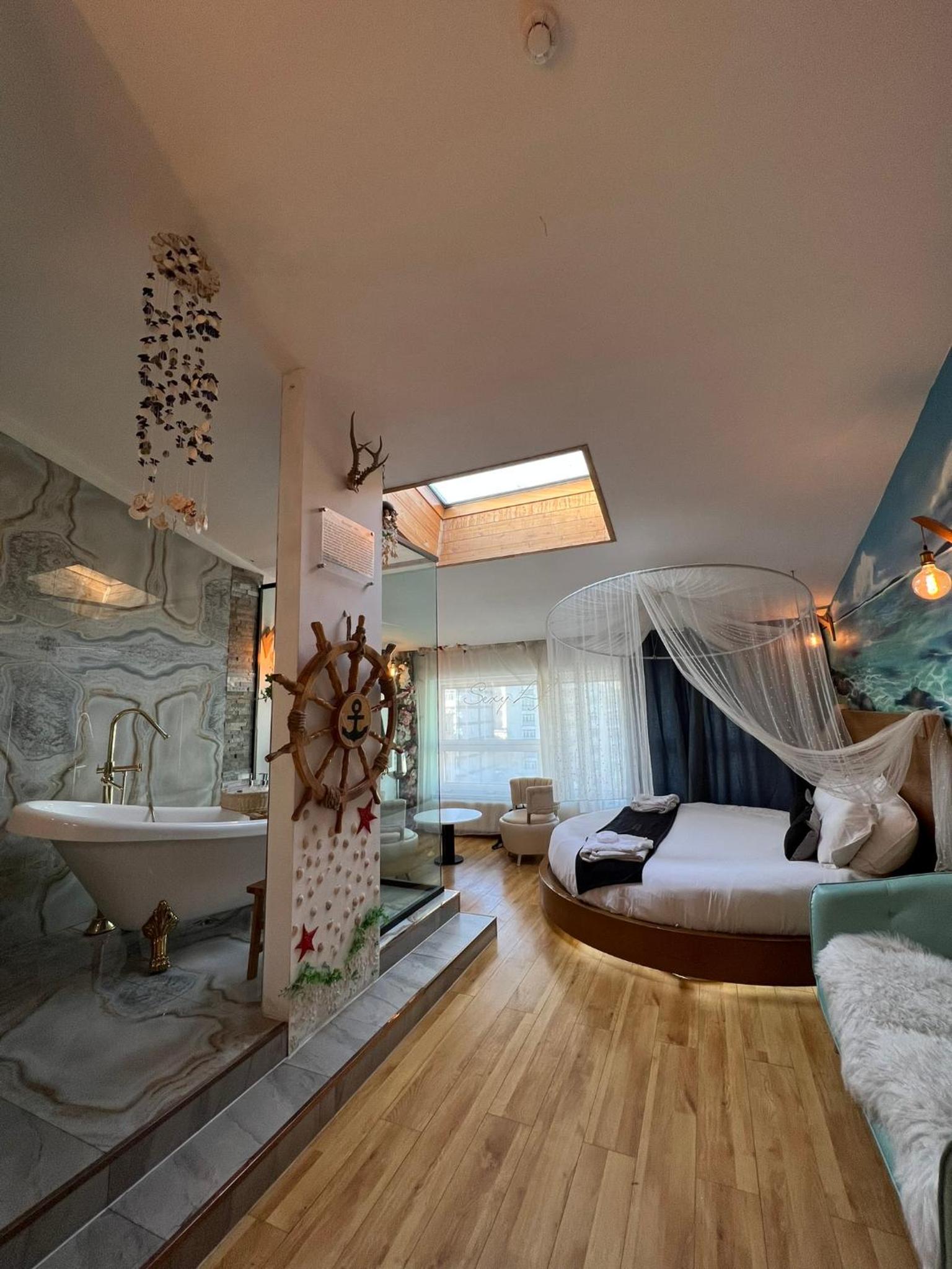 Suite with Hot Tub - Photo 38