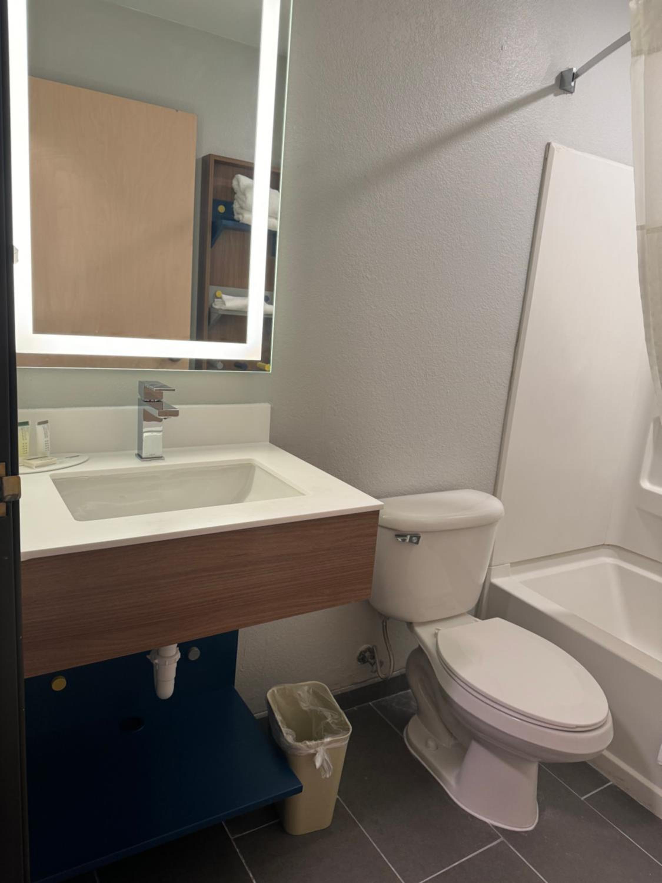 Queen Suite - Photo 2