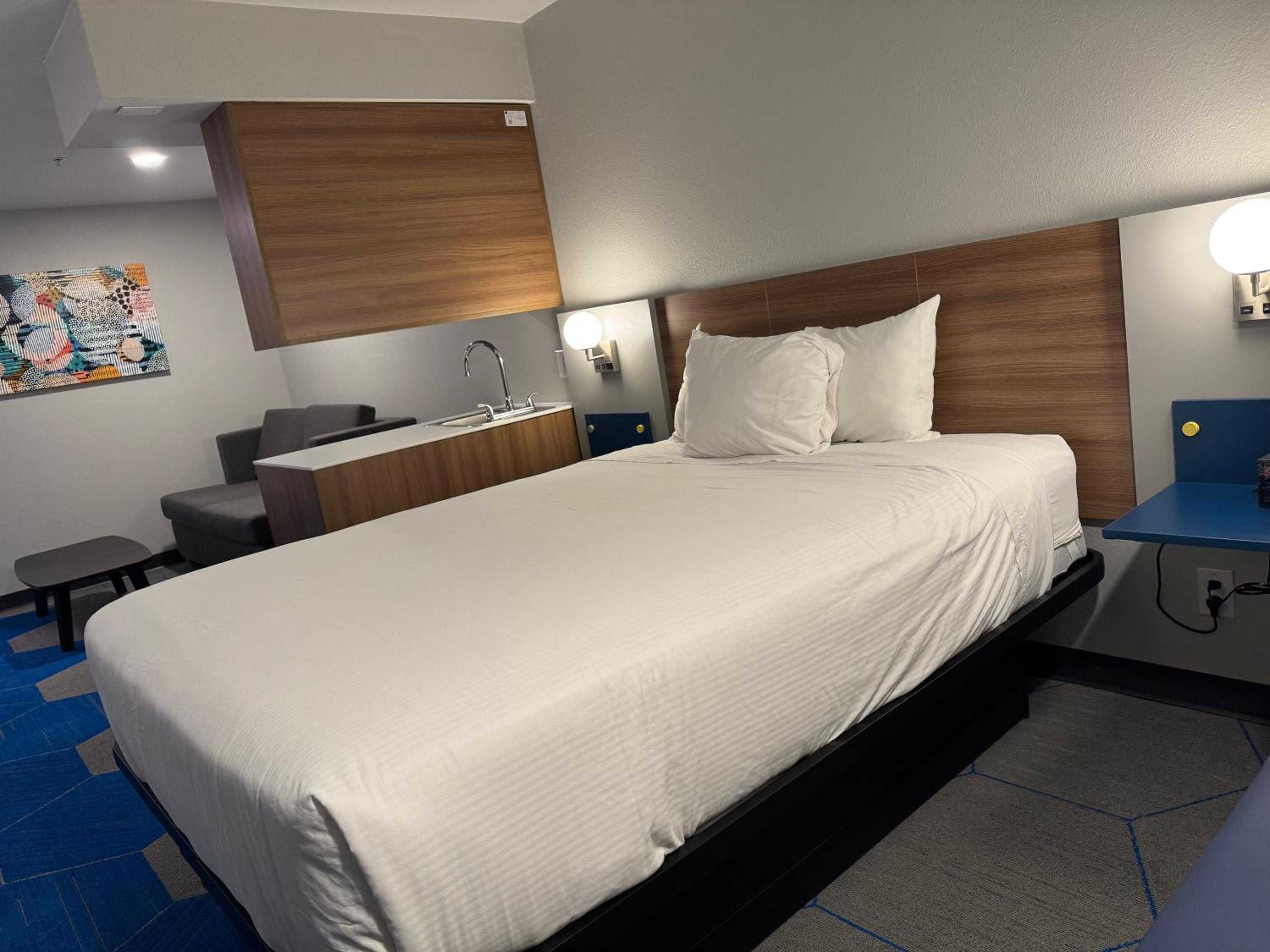 Queen Suite - Photo 8