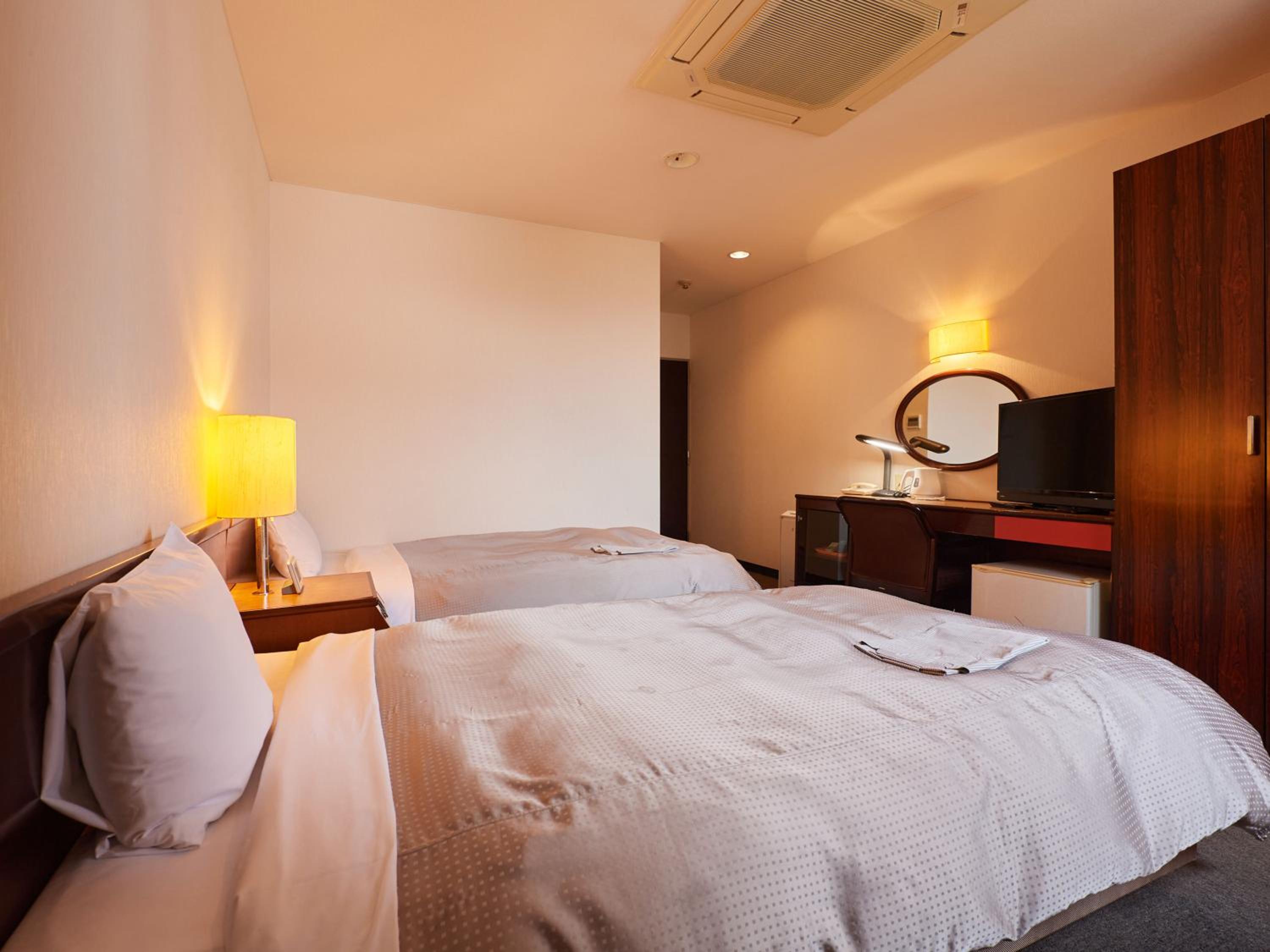Twin Room - Non-Smoking - Photo 11