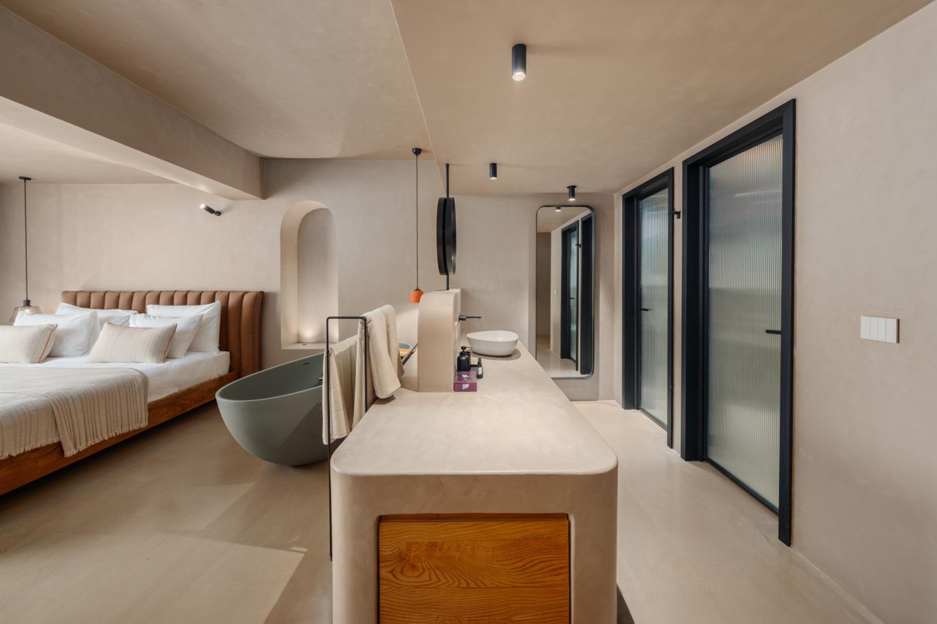 Deluxe Double Room with Bath - Photo 4