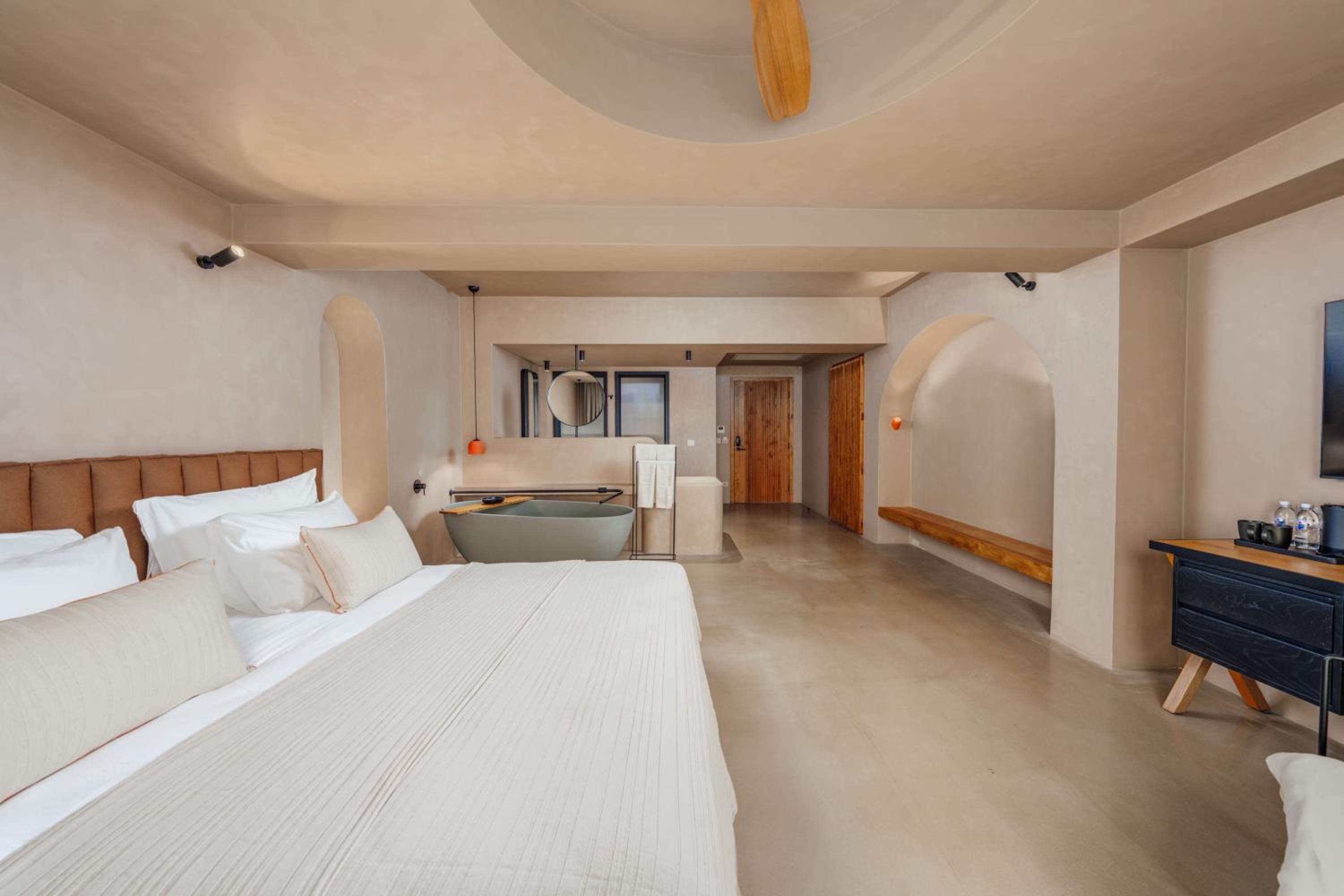 Deluxe Double Room with Bath - Photo 1