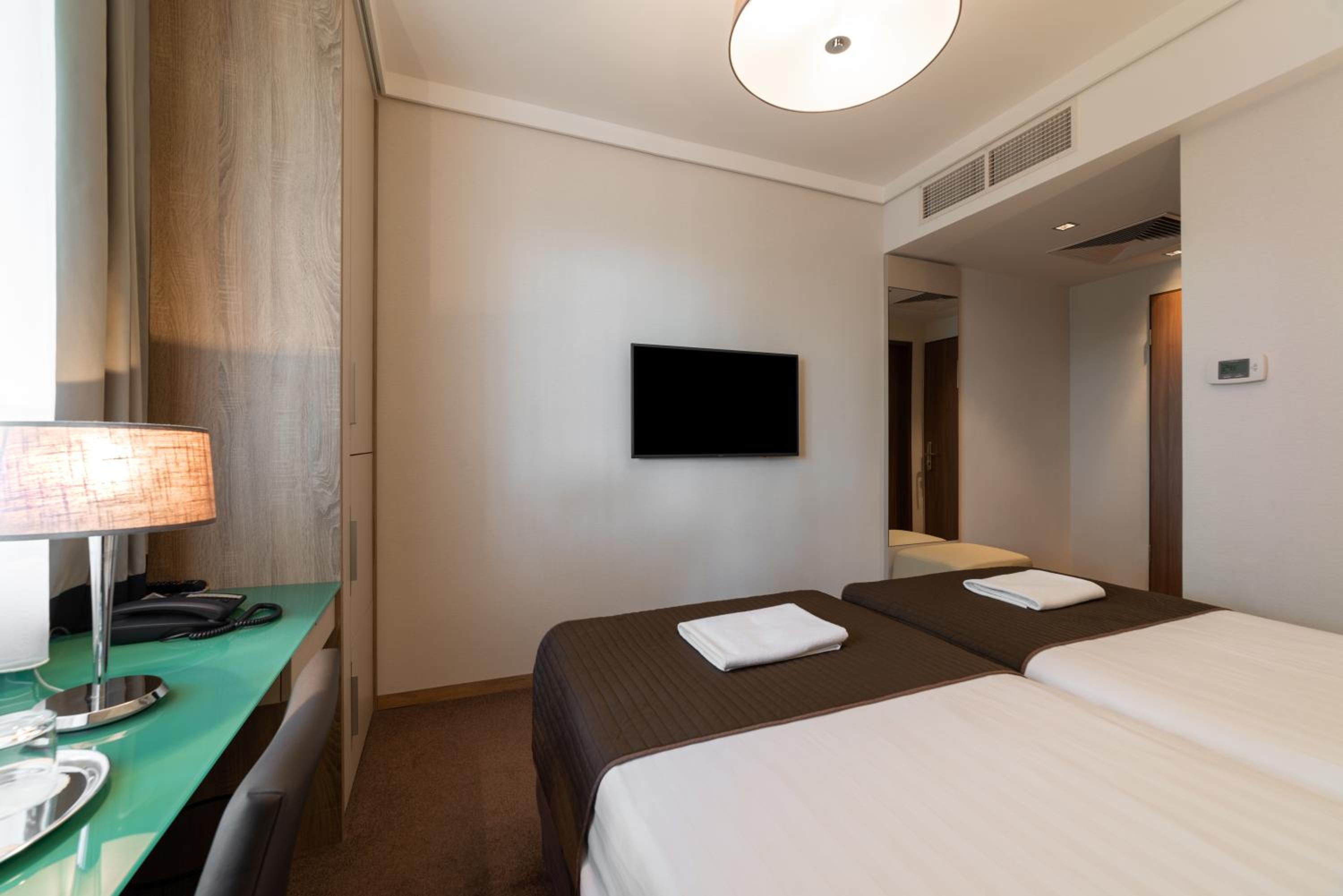 Economy Twin Room  with Wellness Access photo 3
