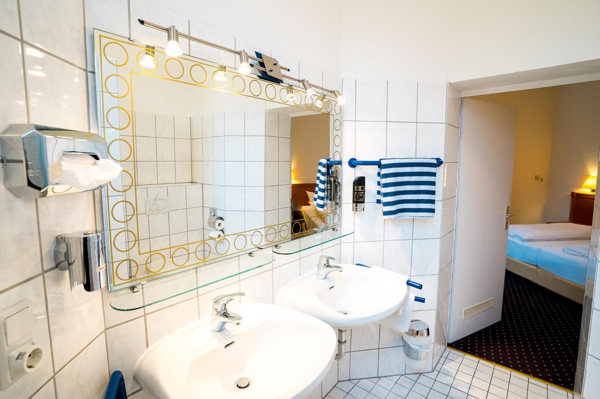 Triple Room with Private Bathroom - Photo 9