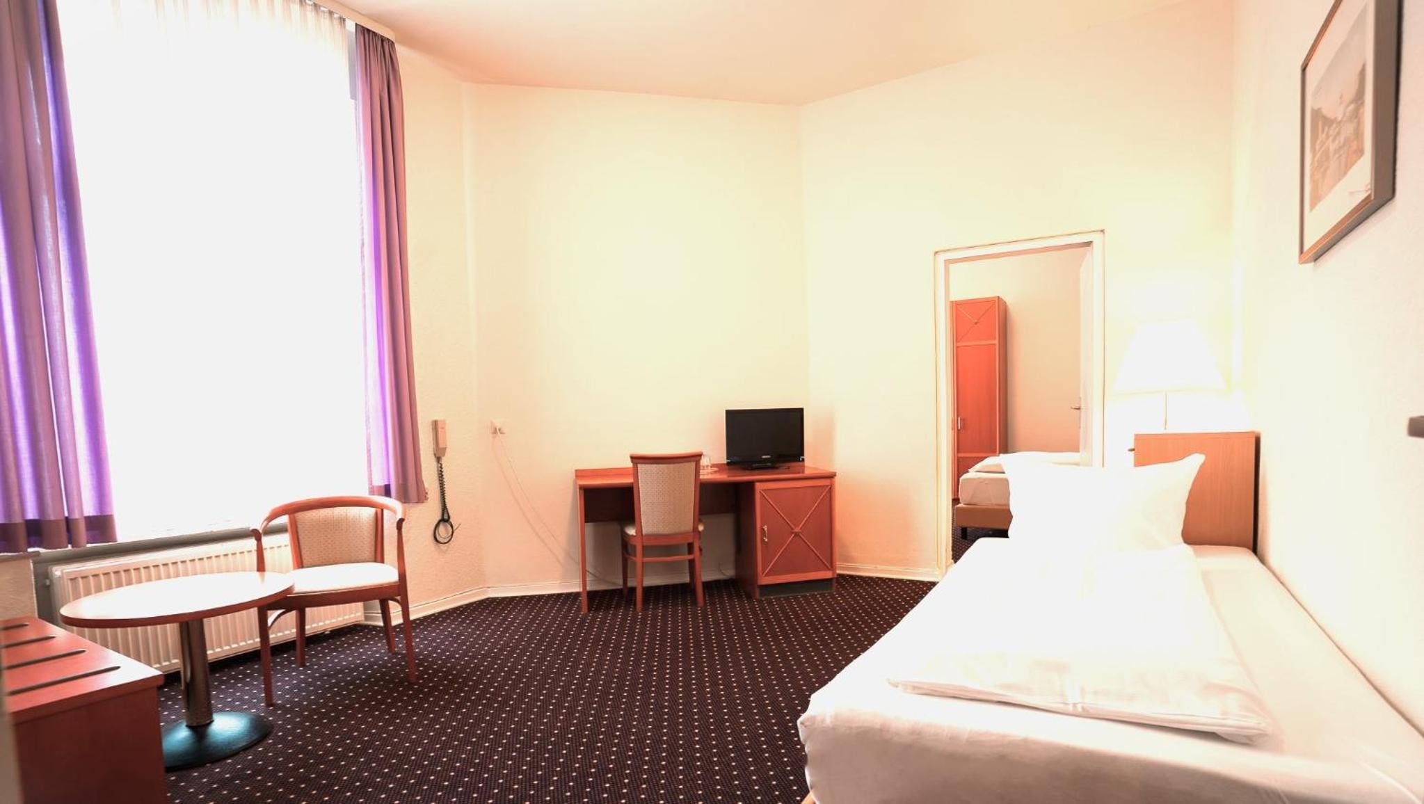Triple Room with Private Bathroom - Photo 3