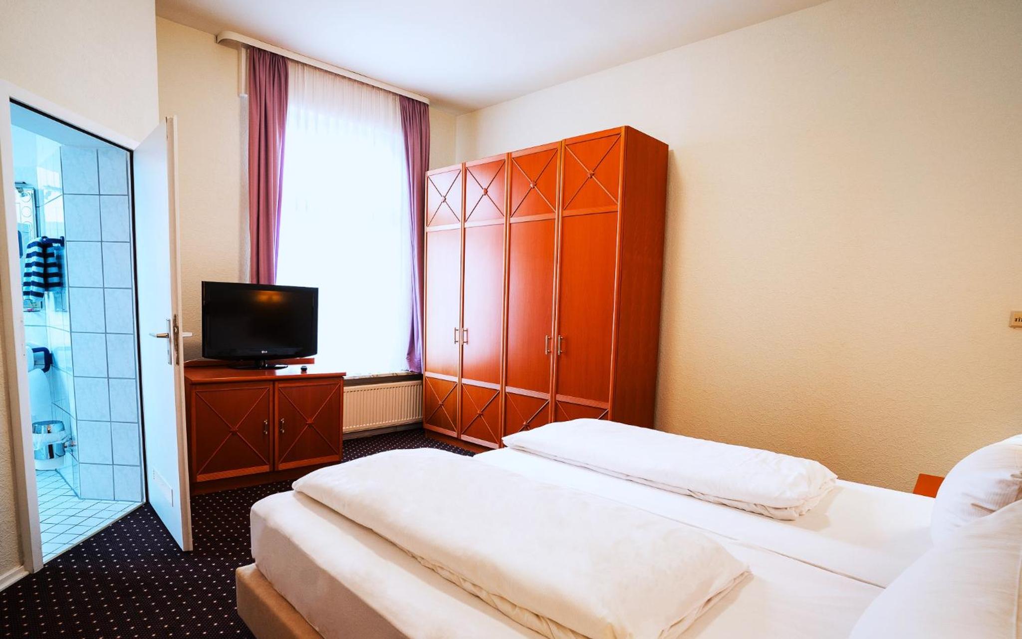 Triple Room with Private Bathroom - Photo 8