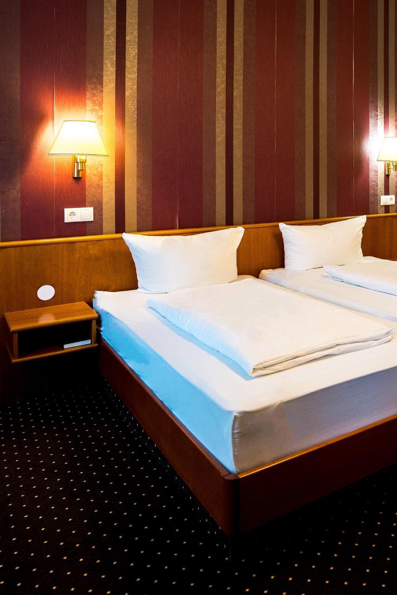 Triple Room with Private Bathroom - Photo 7