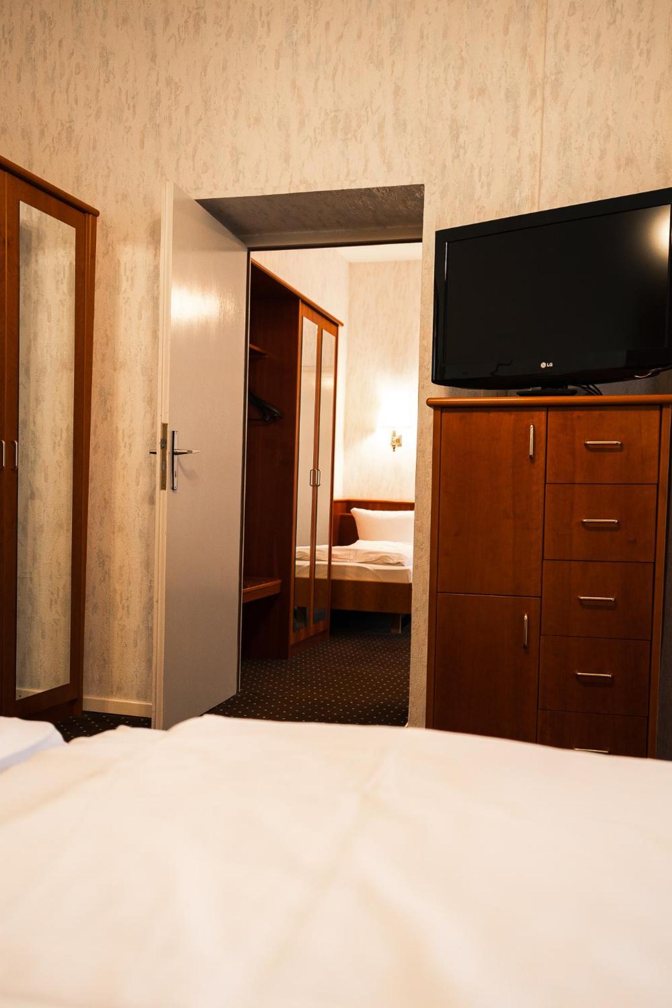 Triple Room with Private Bathroom - Photo 13