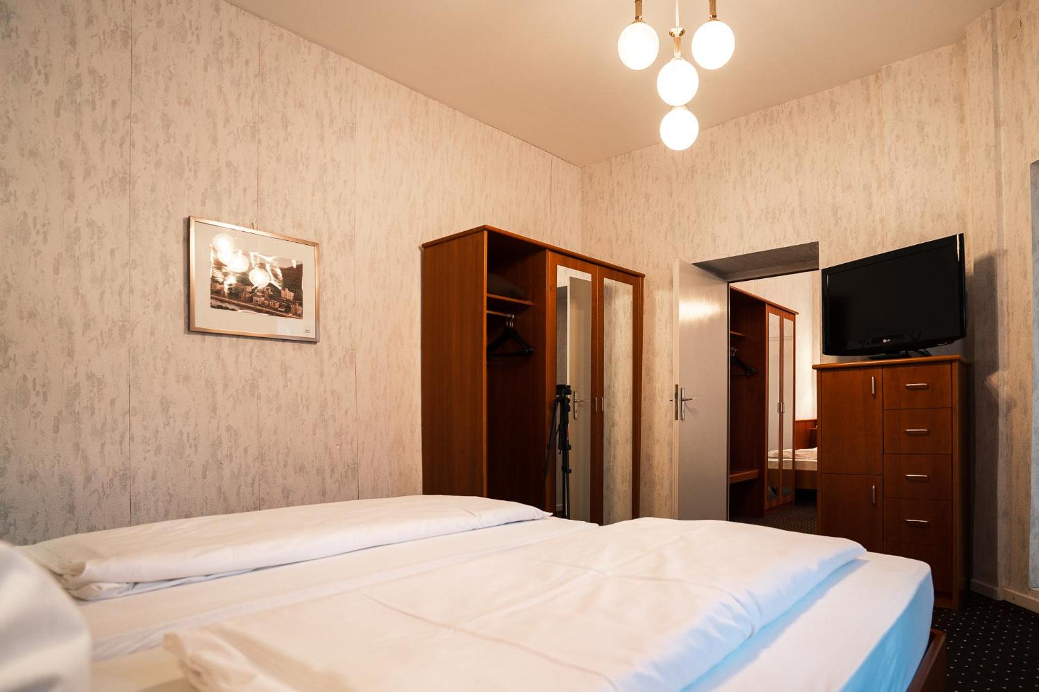 Triple Room with Private Bathroom - Photo 11