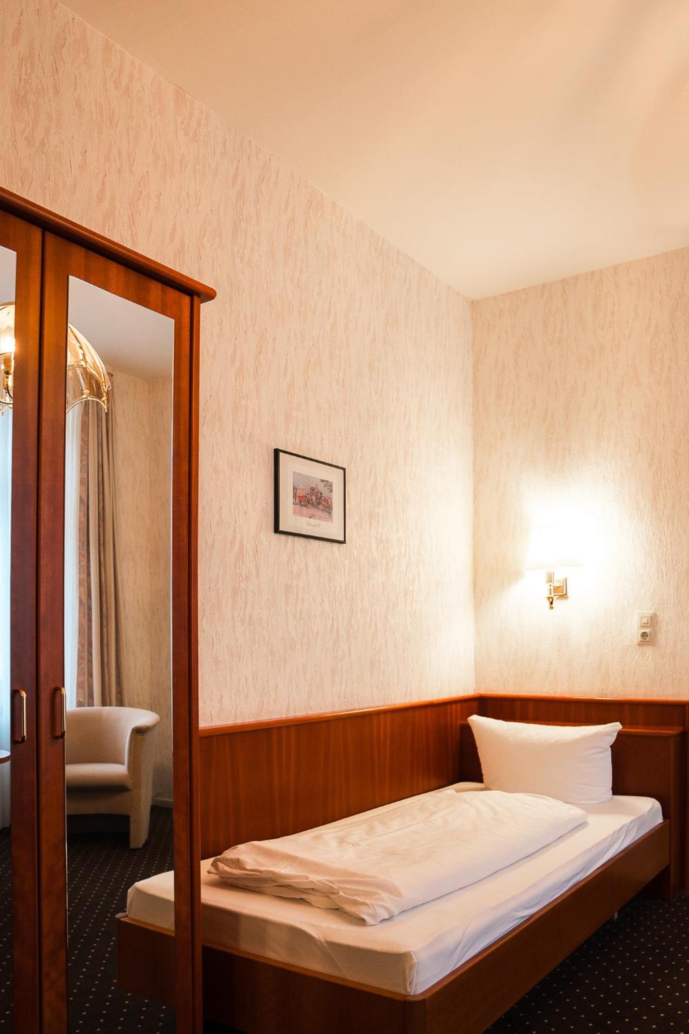 Triple Room with Private Bathroom - Photo 10