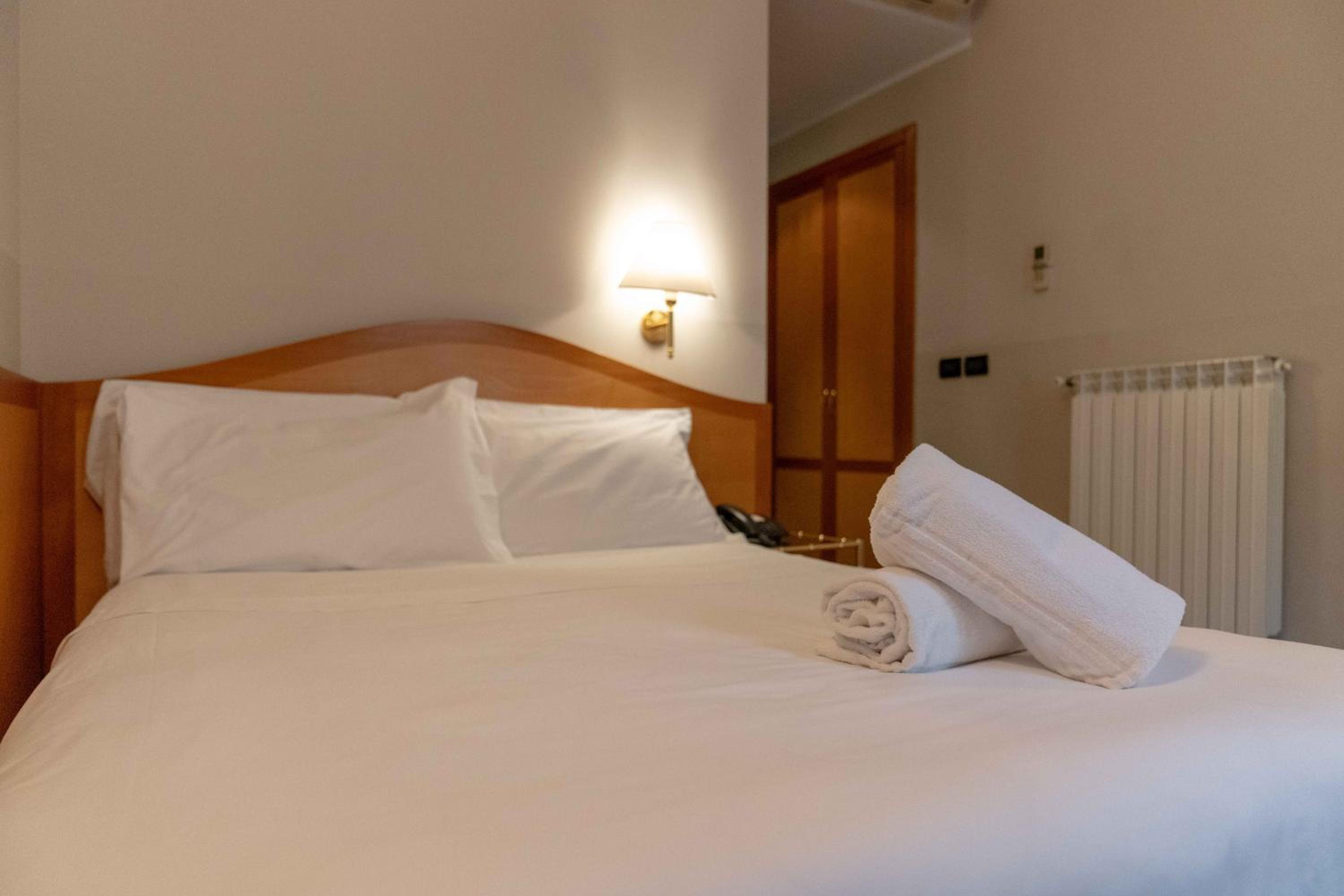 Double or Twin Room - Photo 4