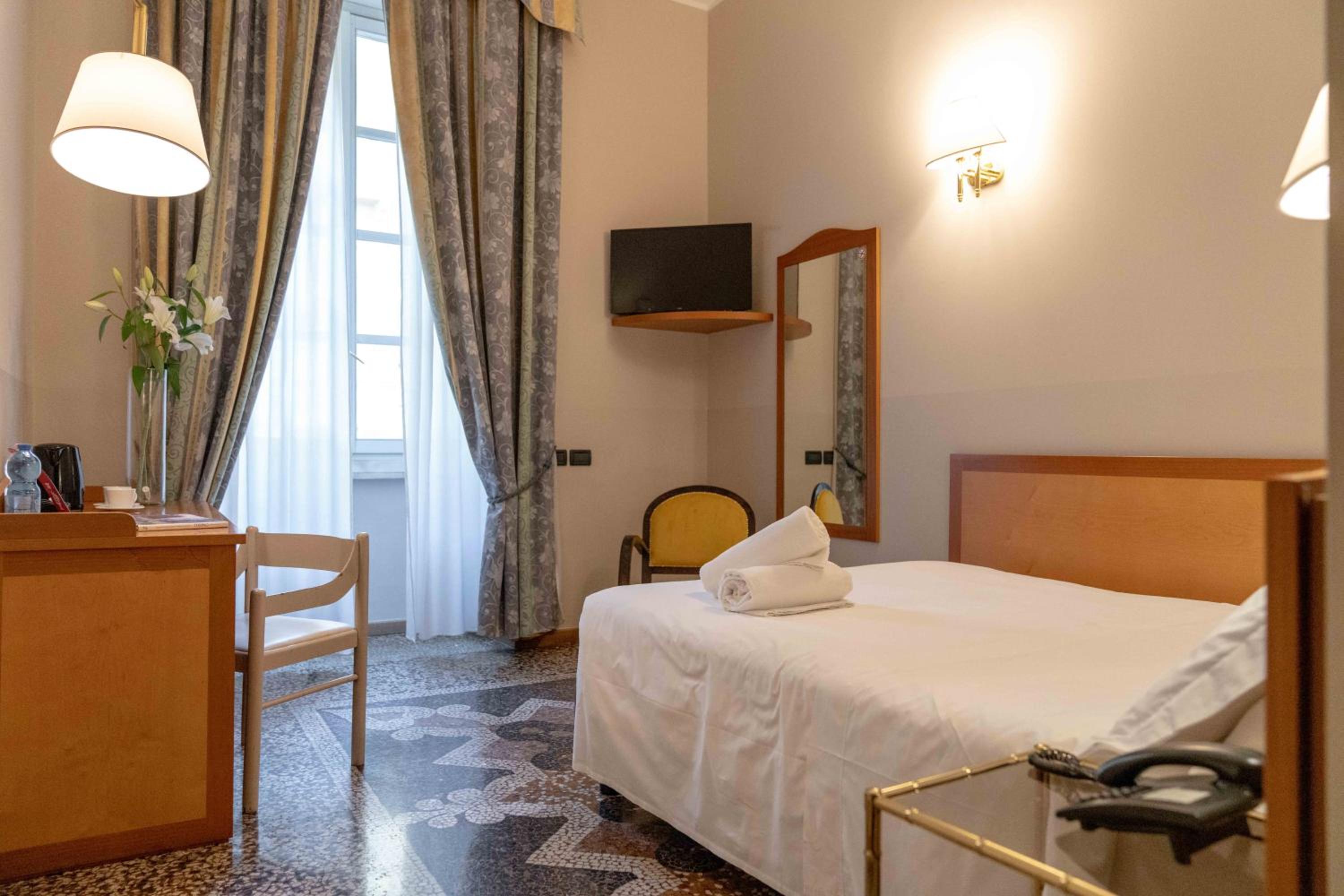 Economy Double Room - Photo 8