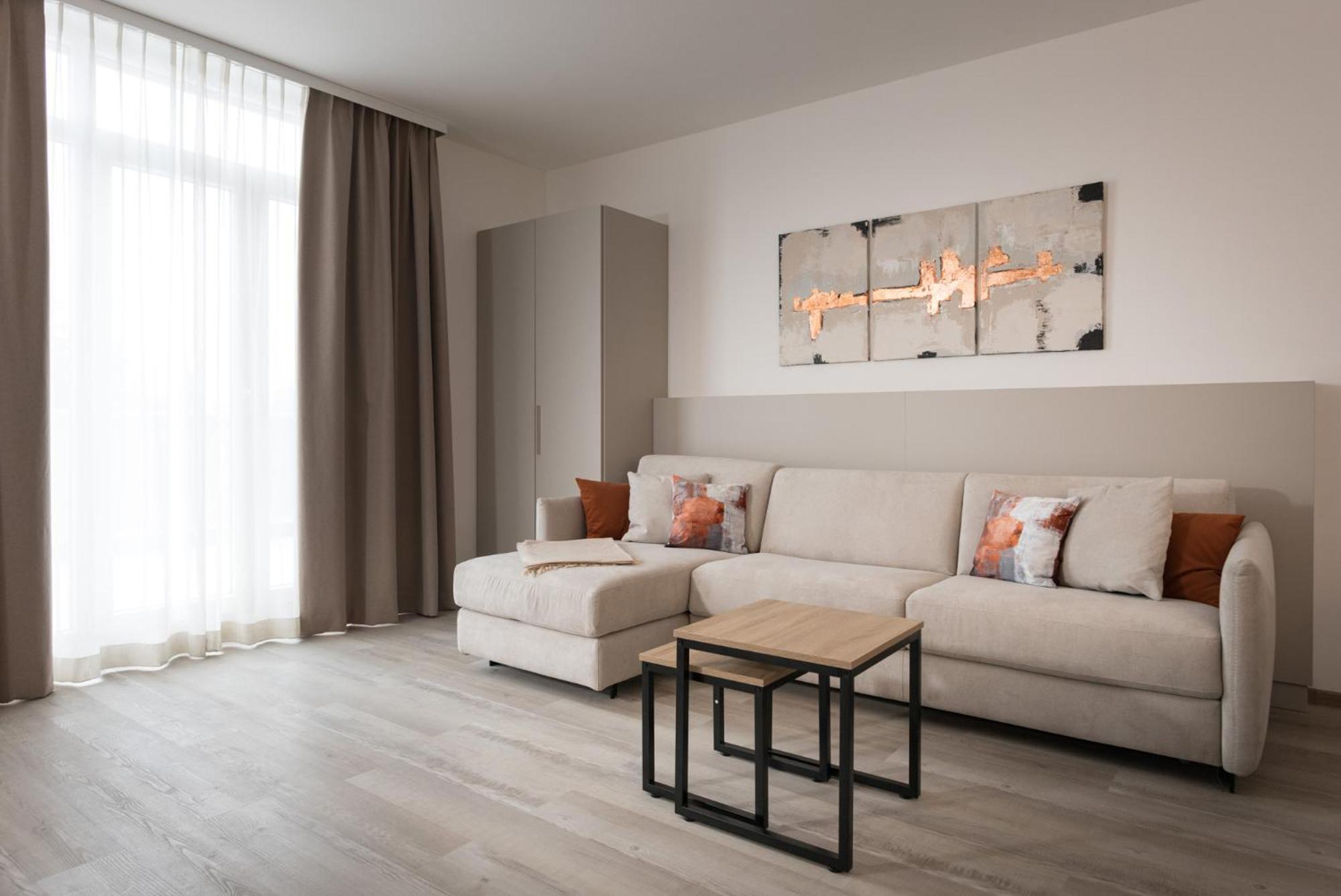 Superior Family Room photo 3