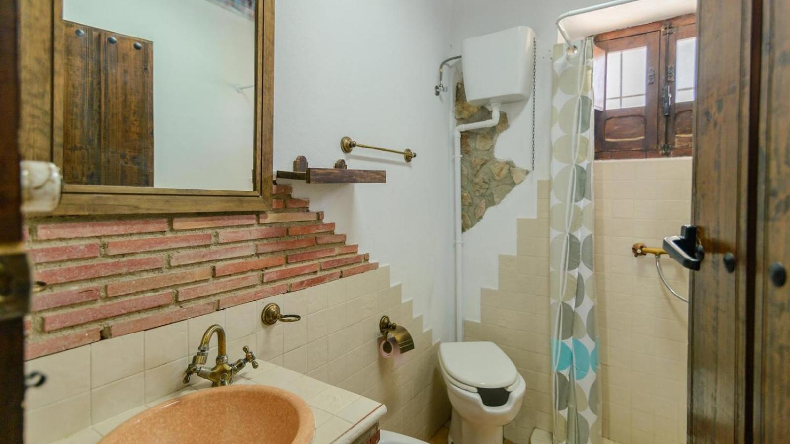 Nine-Bedroom House photo 2