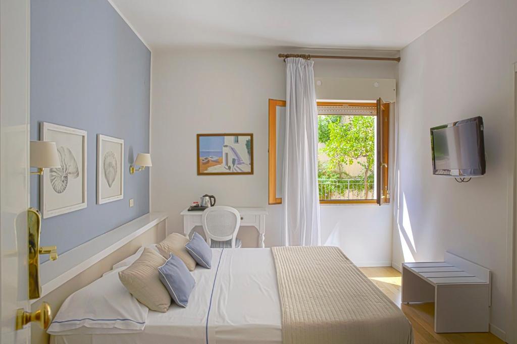 Double or Twin Room - Photo 6
