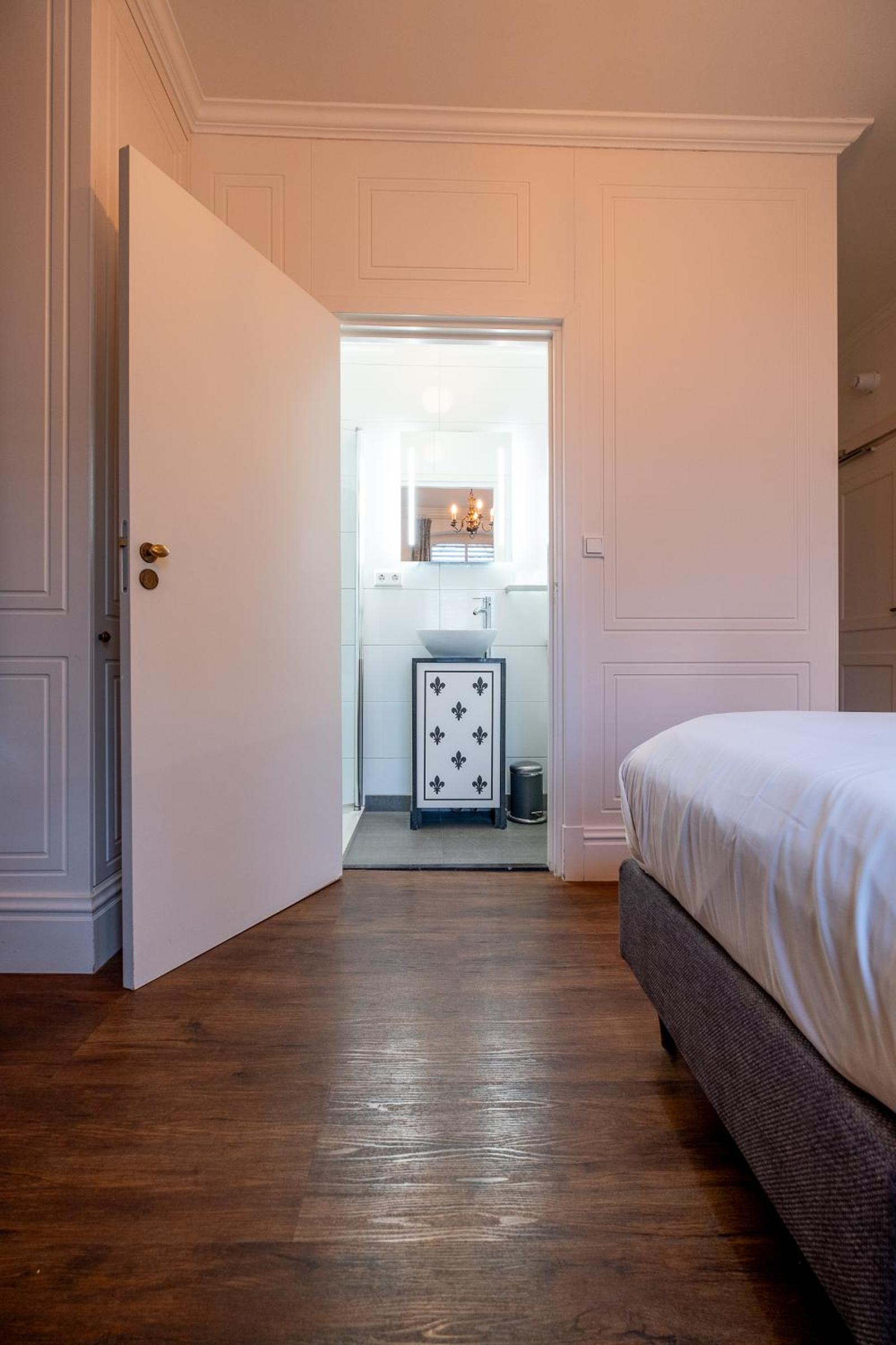 Double Room with Private Bathroom - Photo 7