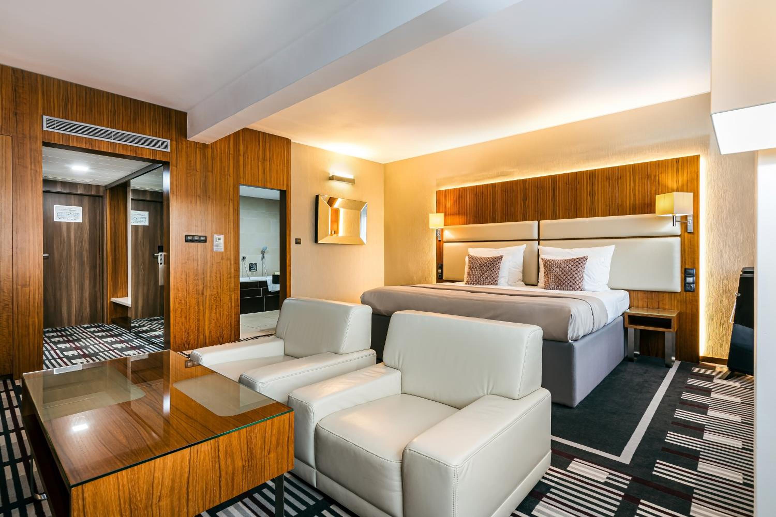 Executive Junior Suite with King Bed photo 2