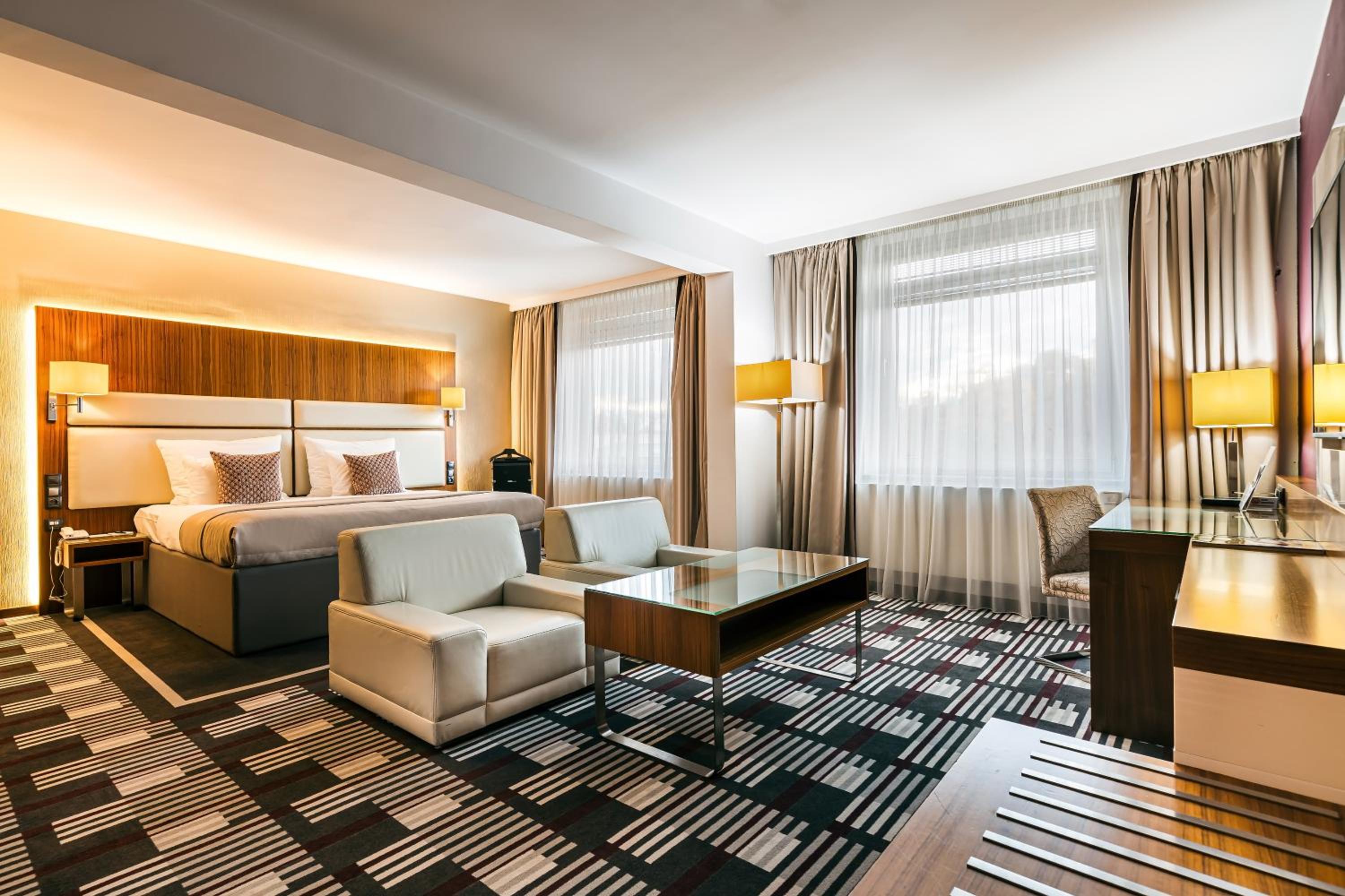 Executive Junior Suite with King Bed photo 3