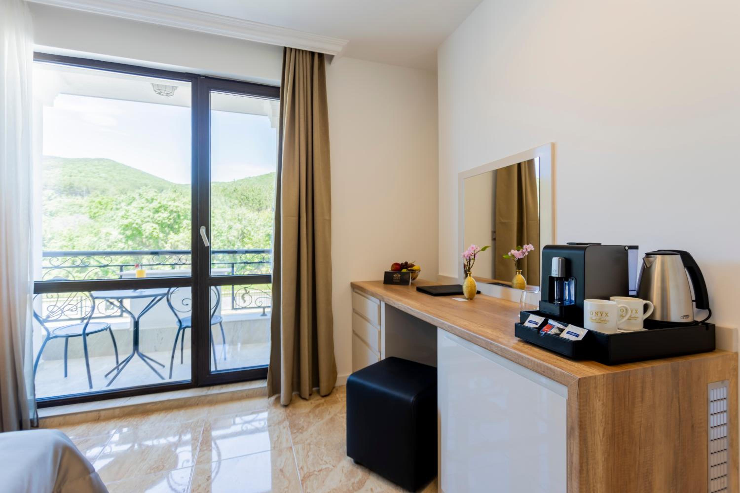 One-Bedroom Apartment with Mountain View - Photo 2
