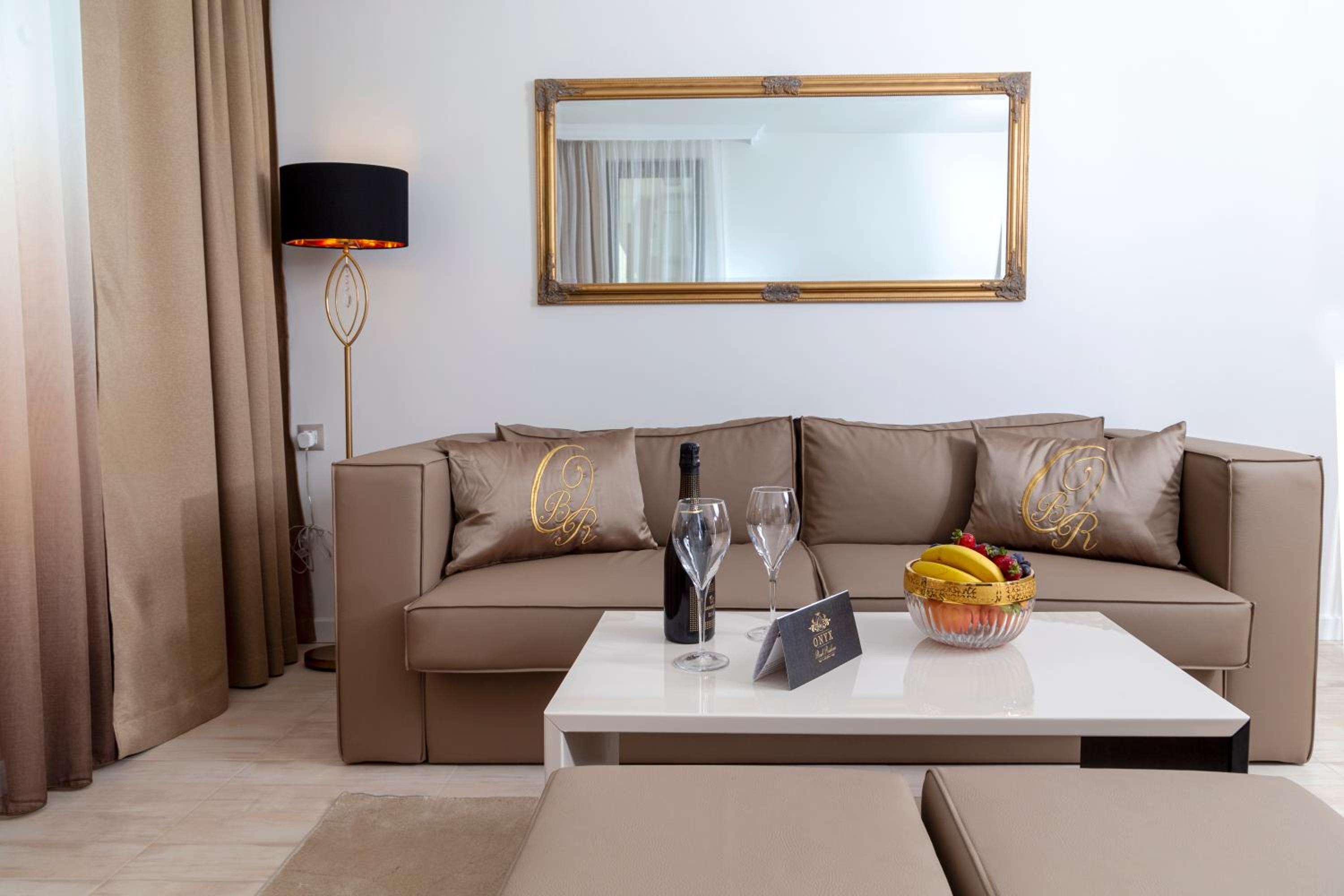 One-Bedroom Apartment with Mountain View - Photo 3