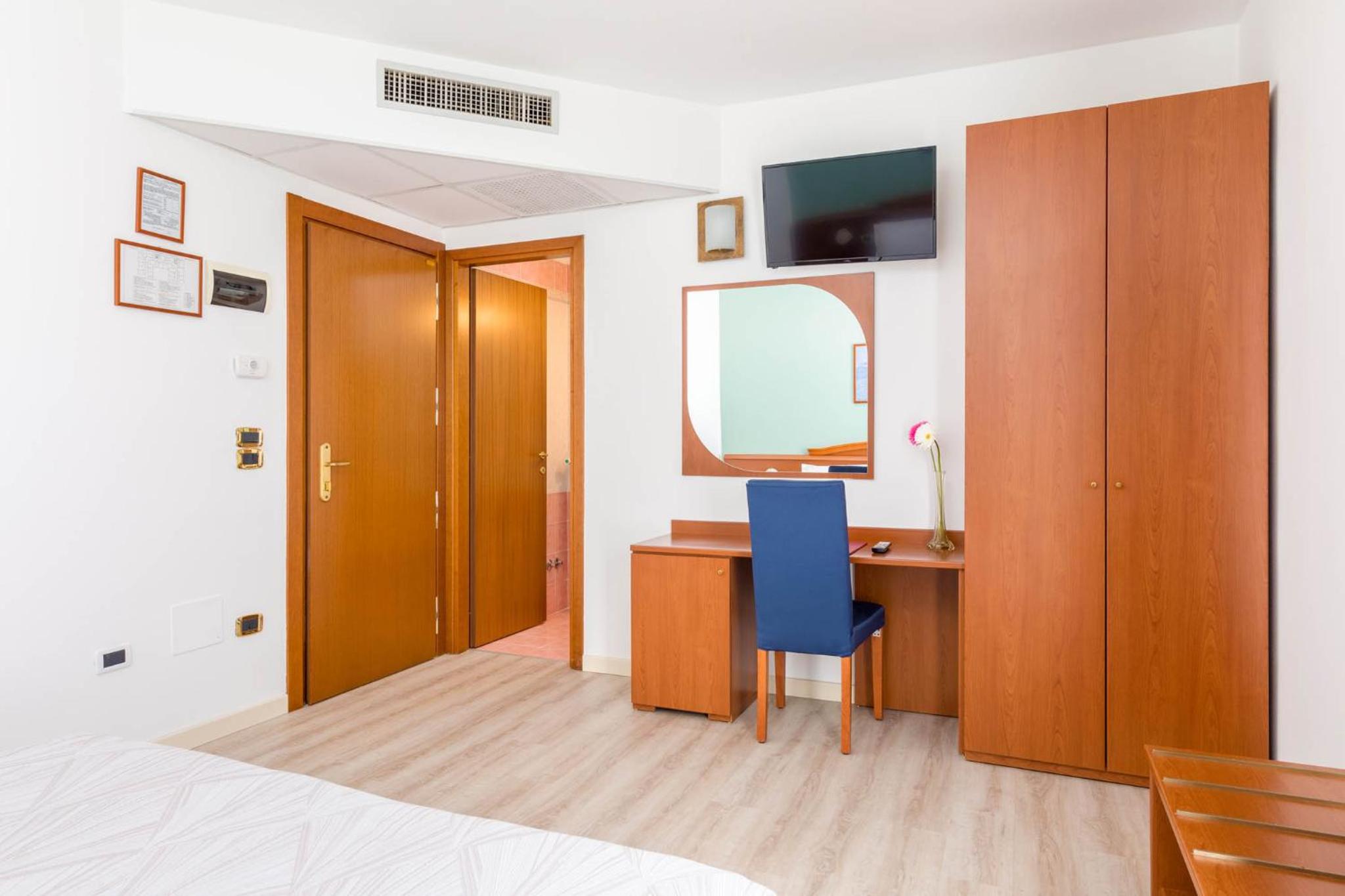 Standard Double Room - Photo 3