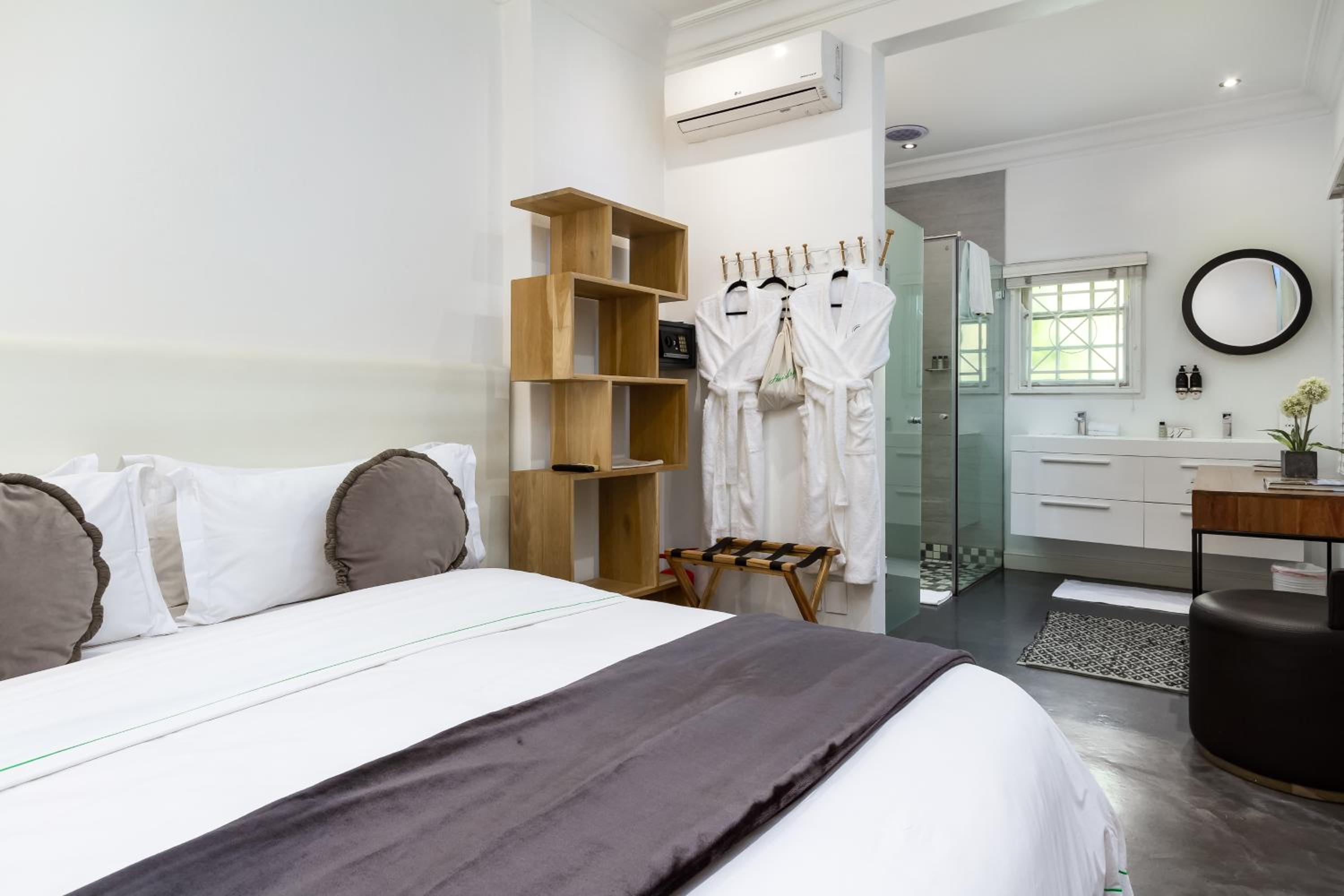 Deluxe King Room with open plan bathroom