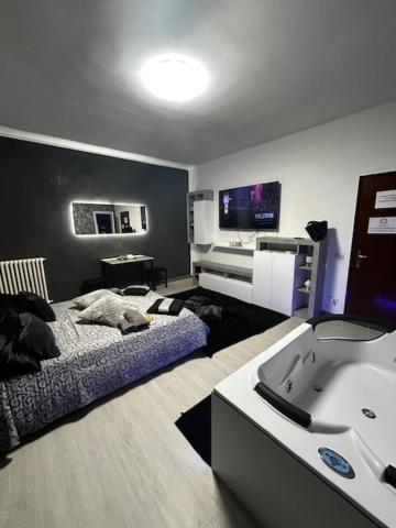 Queen Room With Spa Bath